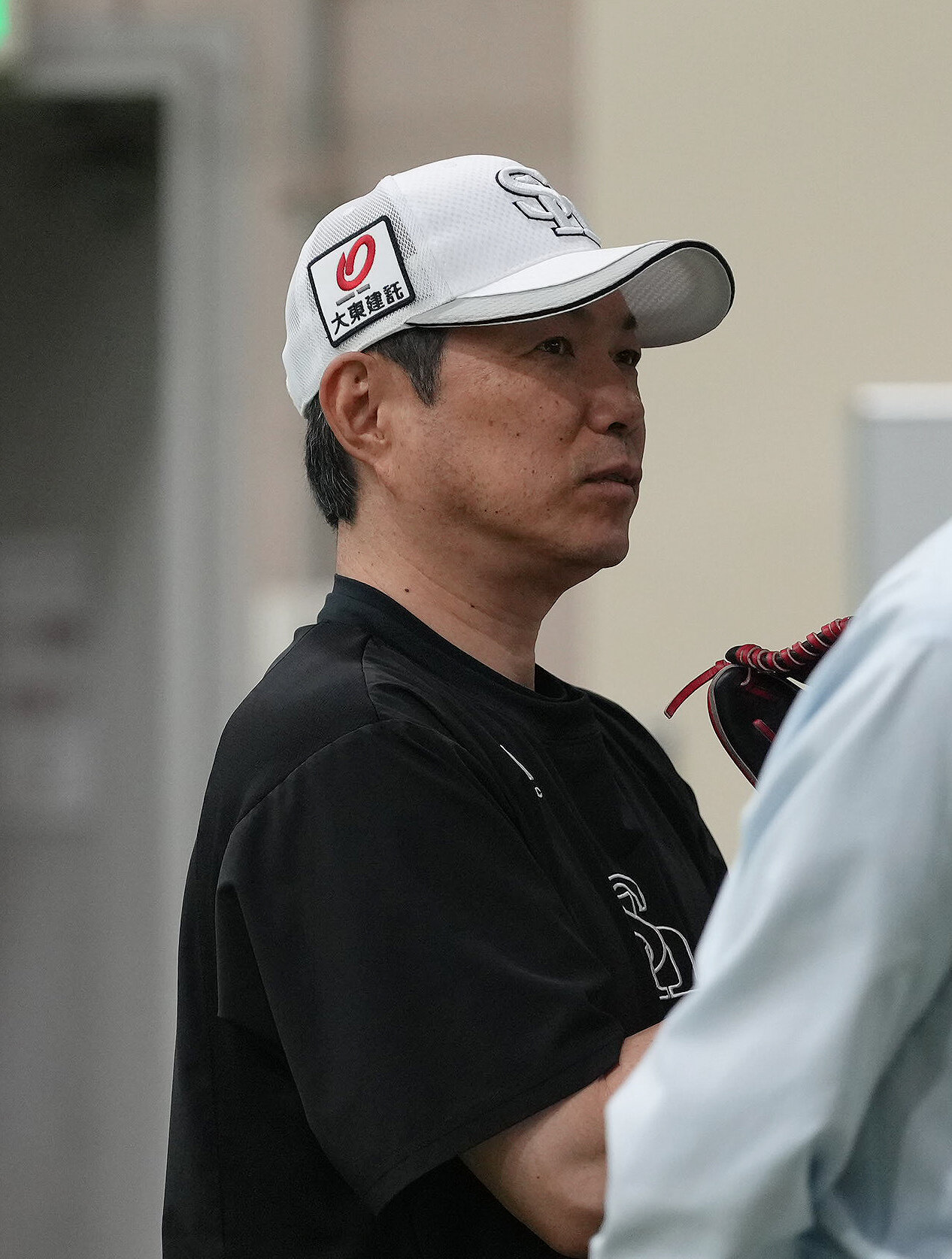 楽天対ソフトバンク　試合前、練習を見つめるソフトバンク小久保裕紀監督（撮影・足立雅史）