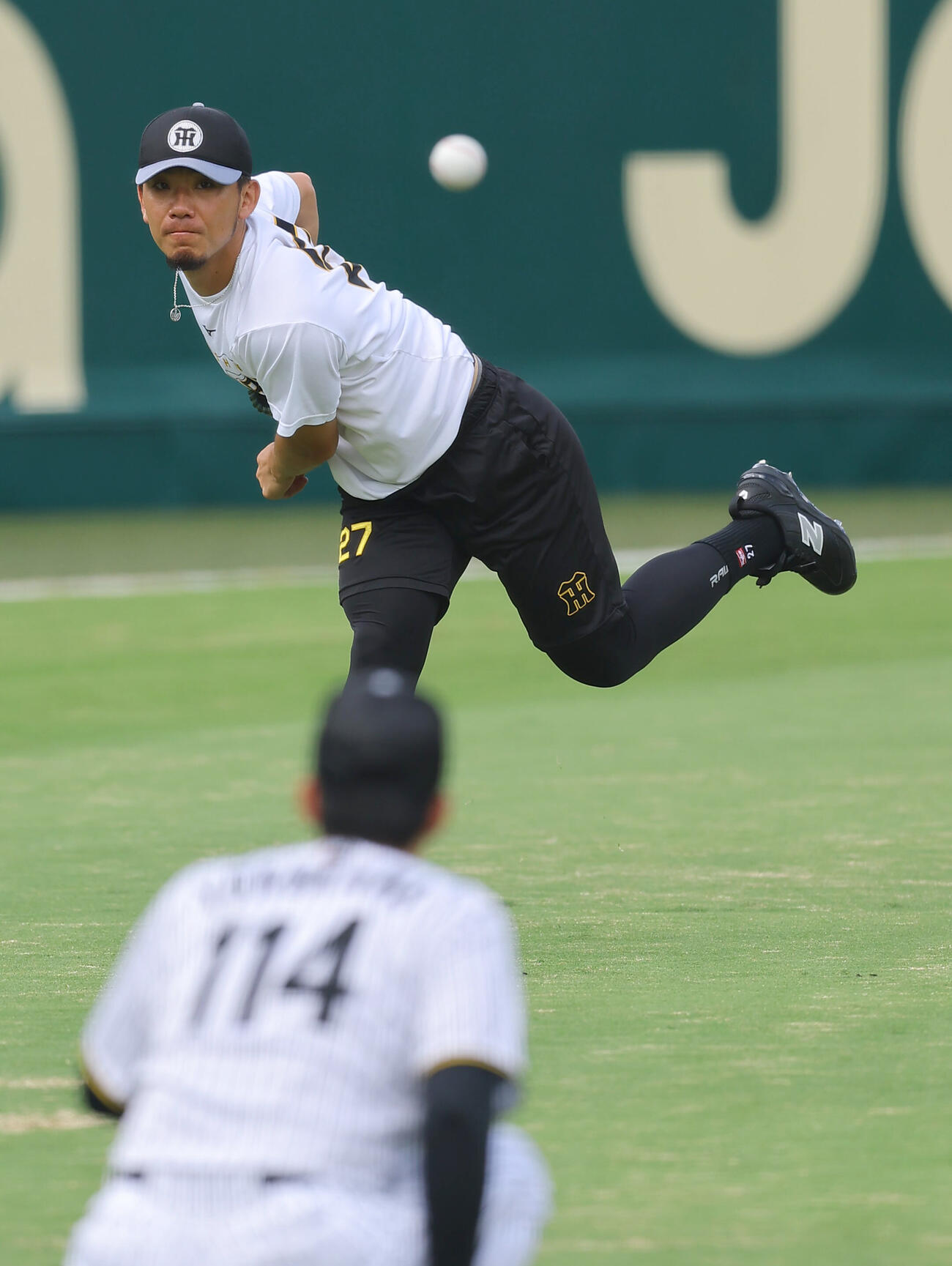 阪神対DeNA　外野で投球練習をする伊藤将司（撮影・上田博志）