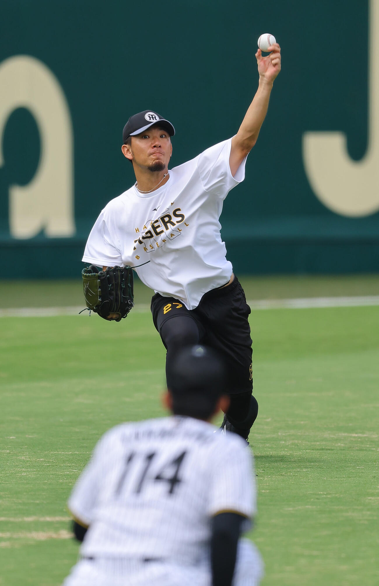 阪神対DeNA　外野で投球練習をする伊藤将司（撮影・上田博志）