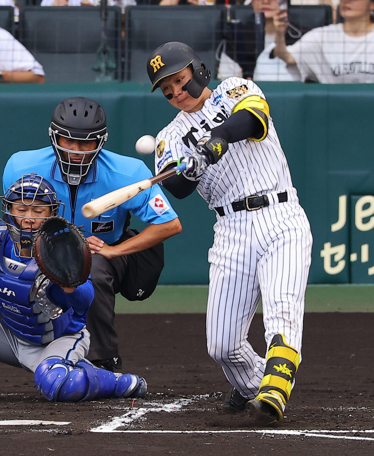 阪神対DeNA 1回裏阪神1死一塁、森下翔太は先制適時二塁打を放つ（撮影・上田博志）