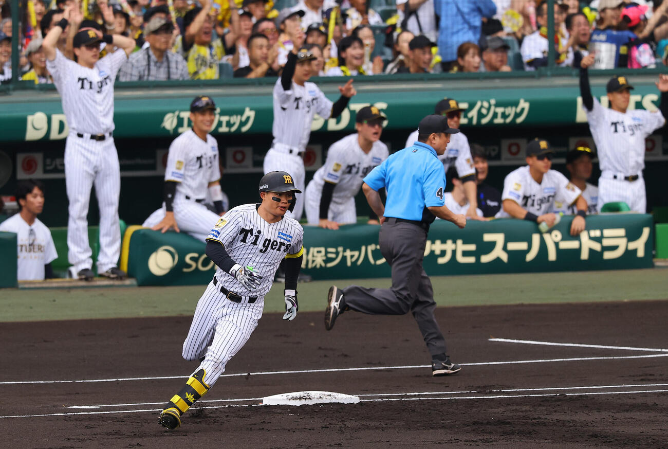 阪神対DeNA 1回裏阪神1死一塁、森下翔太は先制適時二塁打を放つ（撮影・上田博志）