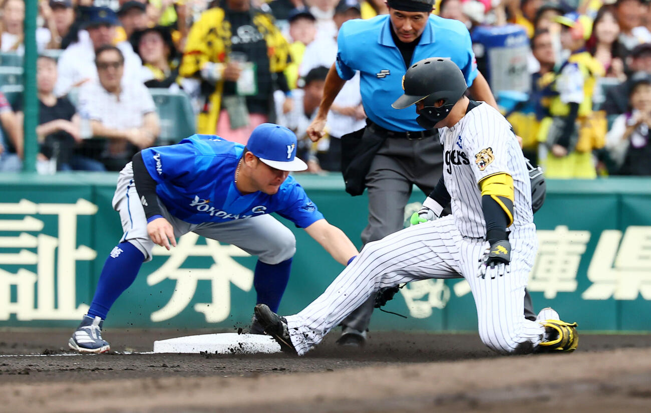 阪神対DeNA 1回裏阪神1死一塁、森下翔太は左越え適時二塁打を放ち三塁を狙ったが走塁死となる（撮影・加藤哉）