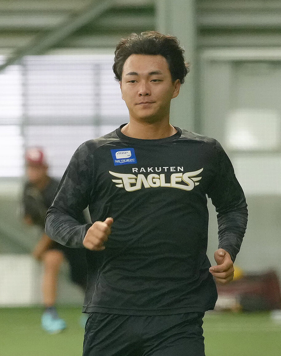 楽天対ソフトバンク　室内で調整する楽天藤原聡大（撮影・足立雅史）
