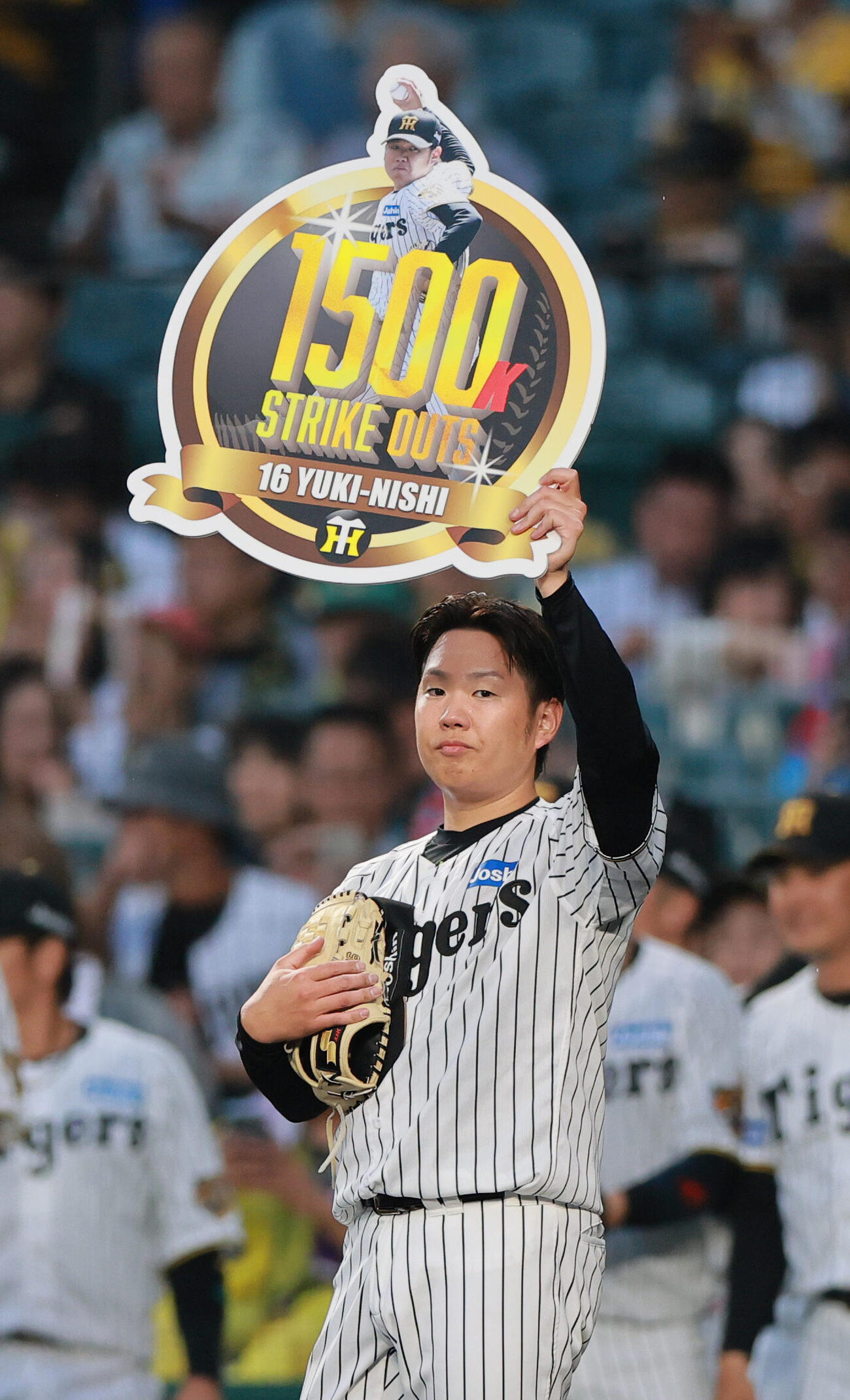 阪神対西武　阪神西勇輝は通算1500奪三振を達成し、記念ボードを掲げる（2026年6月撮影）