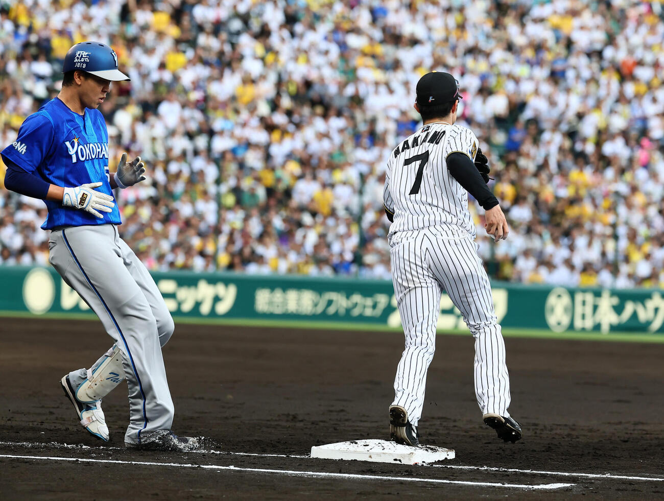 阪神対DeNA 3回表DeNA無死一塁、中野拓夢はイーストン・ルーカスの送球を捕球する。左は平良拳太郎（撮影・加藤哉）