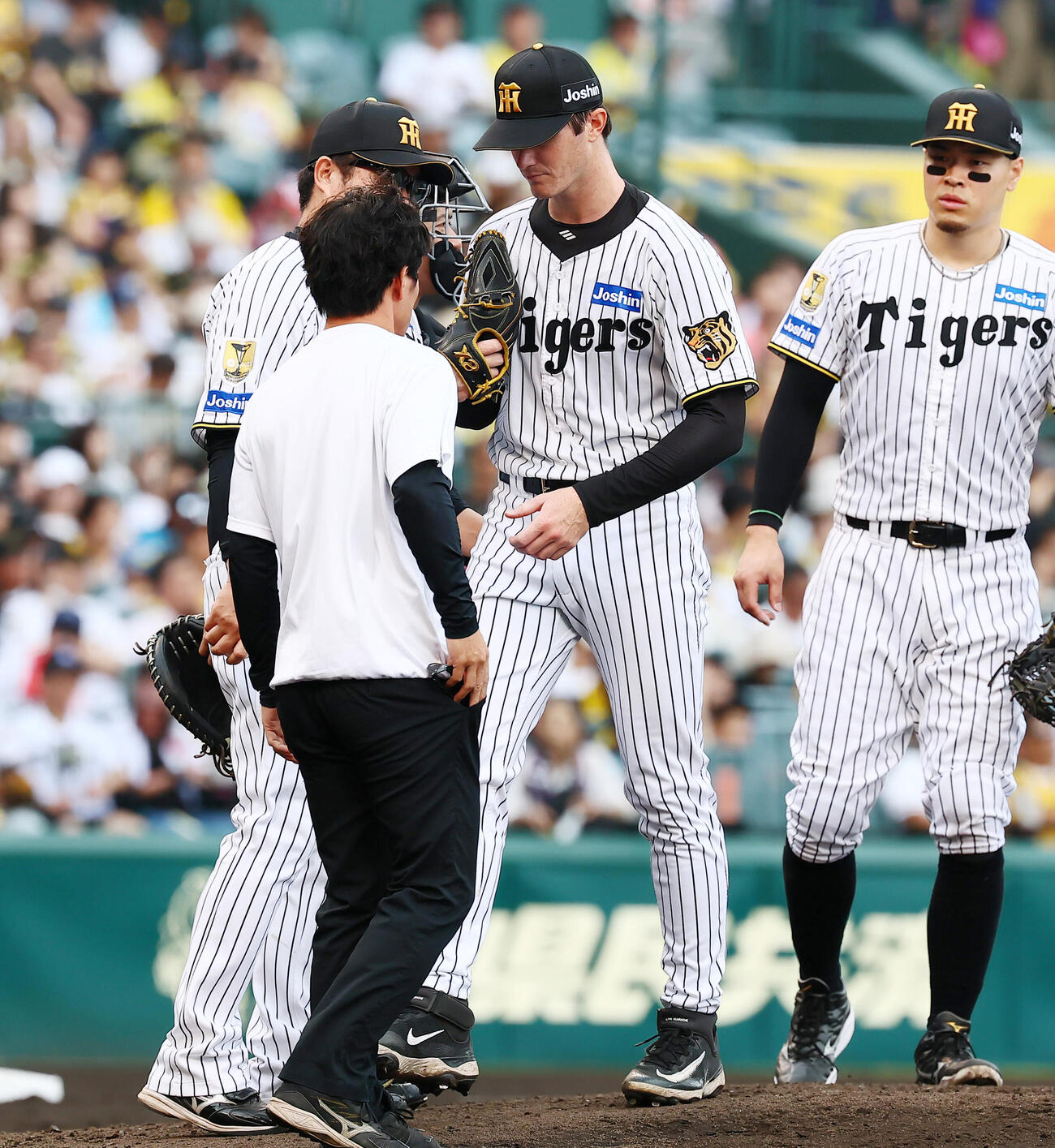 阪神対DeNA 3回表DeNA2死一、三塁、イーストン・ルーカスは打者イーストン・ルーカスを迎えたところで降板する（撮影・加藤哉）