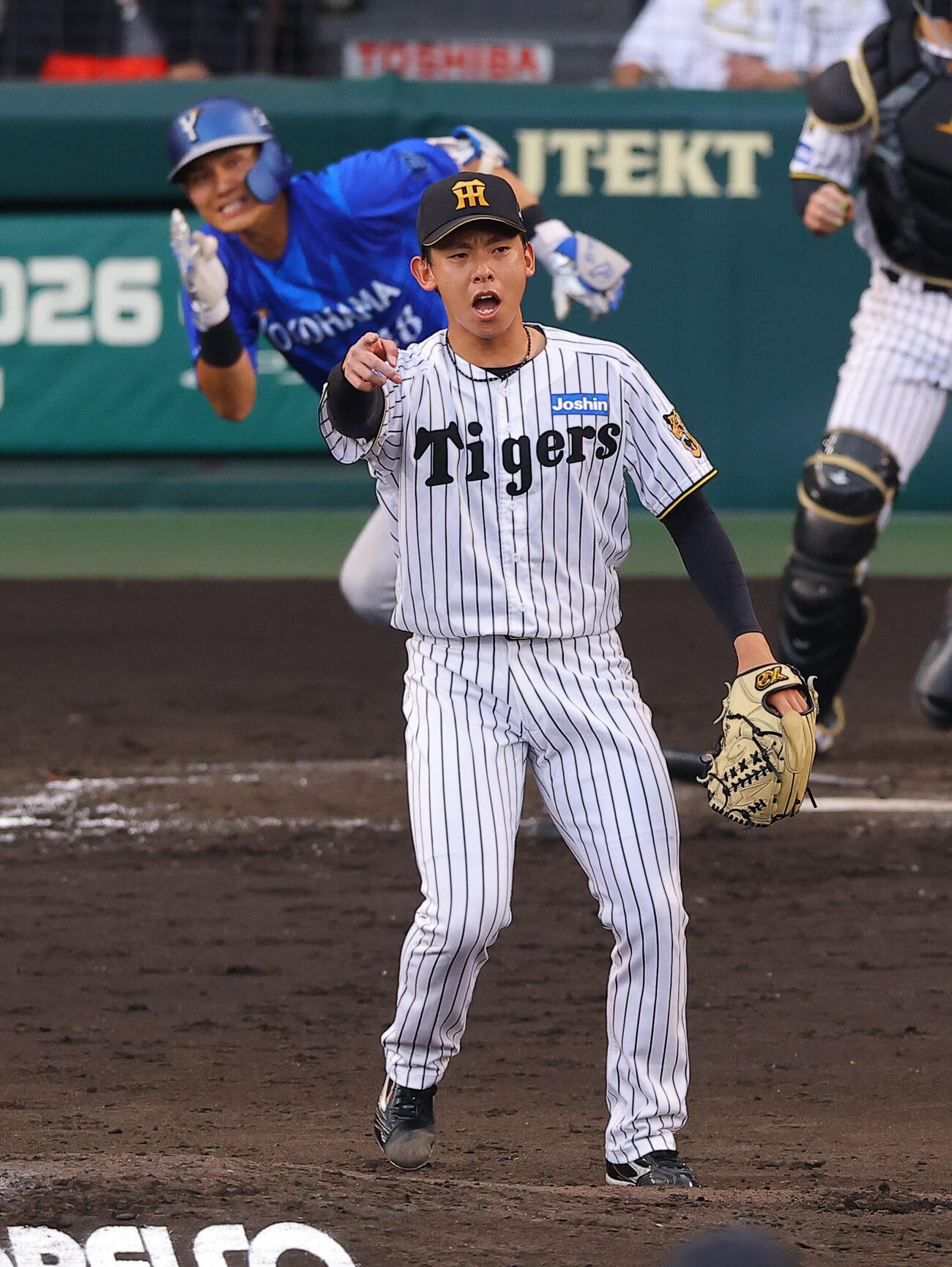 阪神対DeNA 4回表DeNA2死三塁、神宮僚介は成瀬脩人に同点適時打を浴びる（撮影・上田博志）