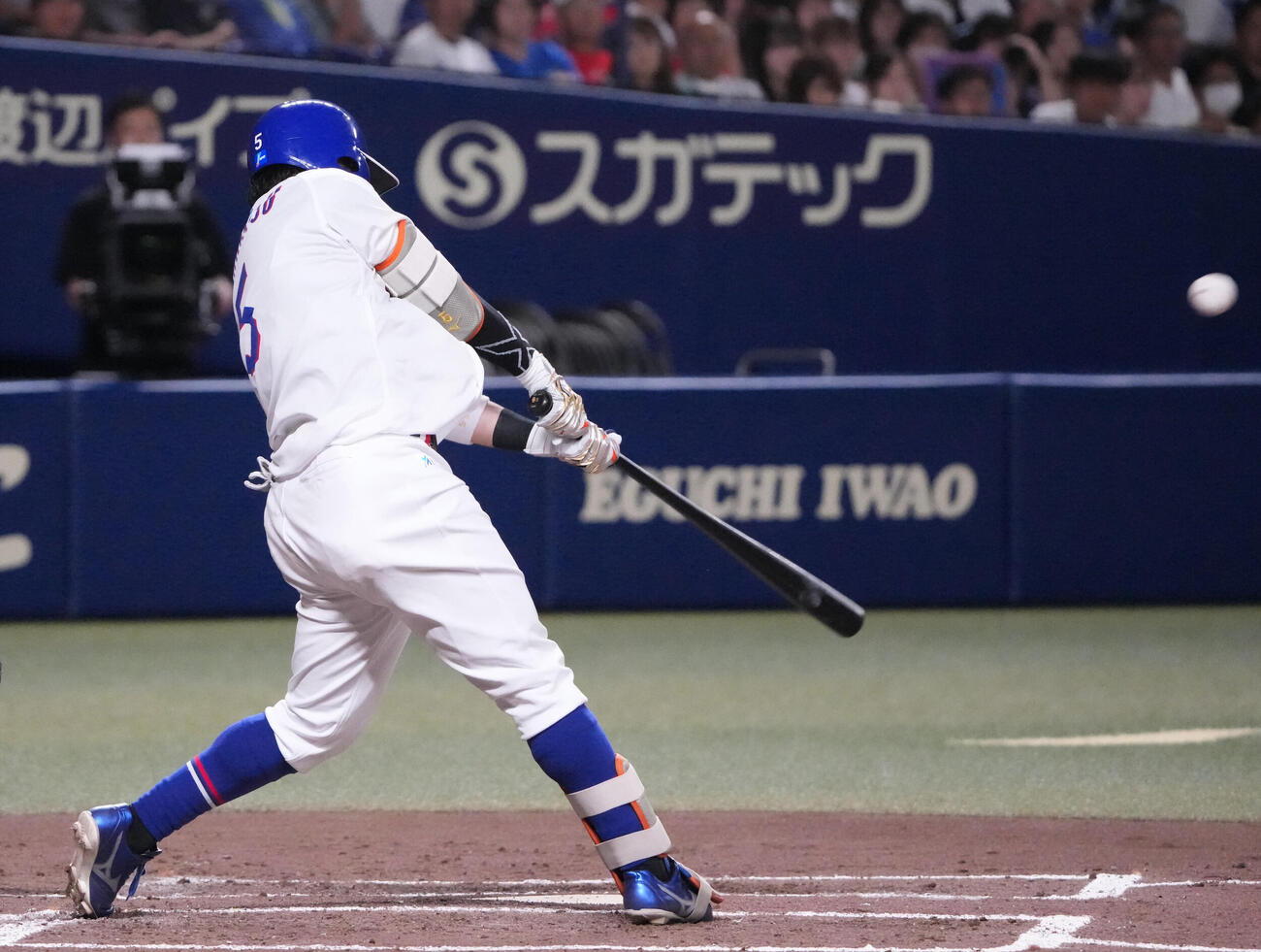 中日対広島　2回裏中日1死一、三塁、2点適時二塁打を放つ村松開人（撮影・森本幸一）