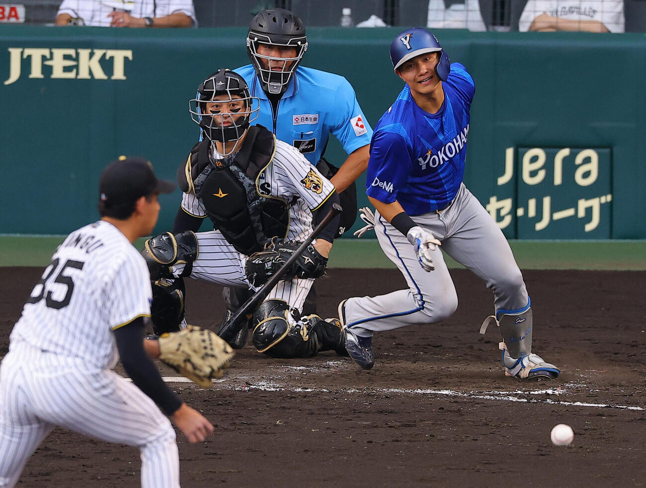 阪神対DeNA 4回表DeNA2死三塁、成瀬脩人は同点適時打を放つ（撮影・上田博志）