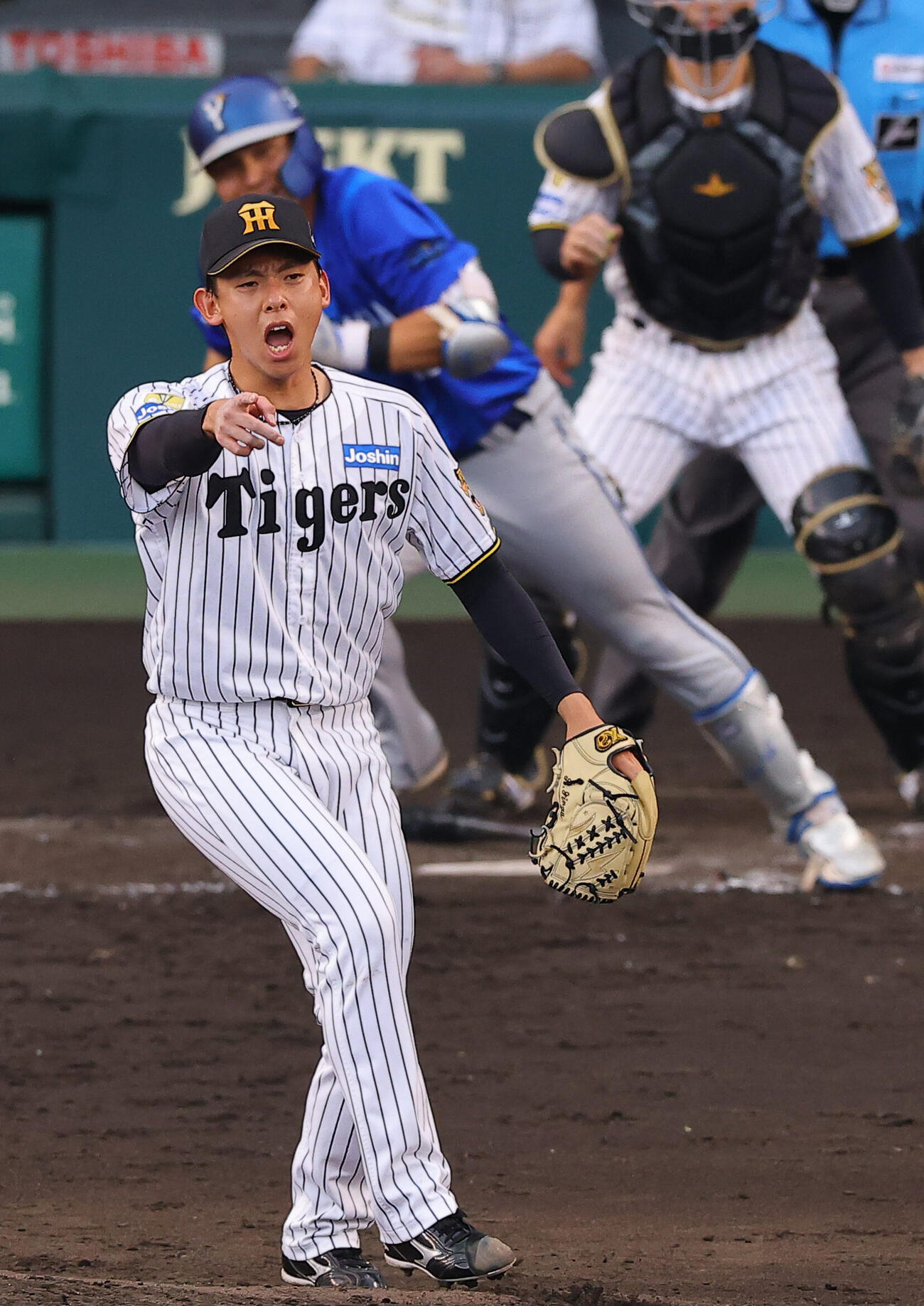 阪神対DeNA 4回表DeNA2死三塁、神宮僚介は成瀬脩人に同点適時打を浴びる（撮影・上田博志）