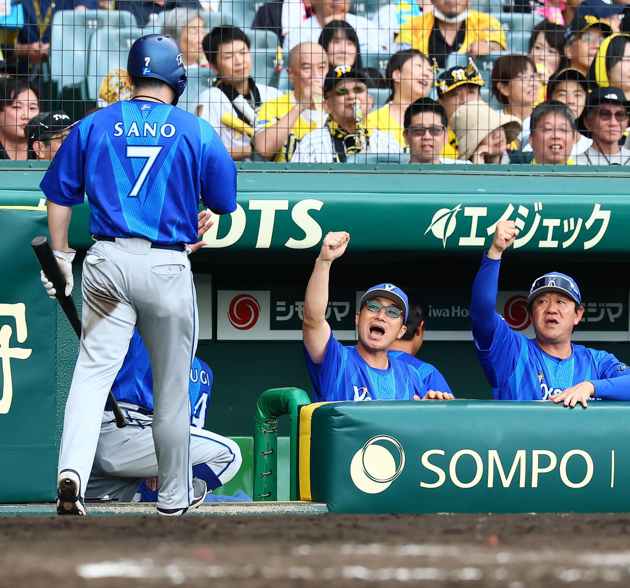 阪神対DeNA 4回表DeNA2死三塁、相川亮二監督は成瀬脩人の適時打で生還した三走佐野恵太（左）を笑顔で出迎える（撮影・加藤哉）