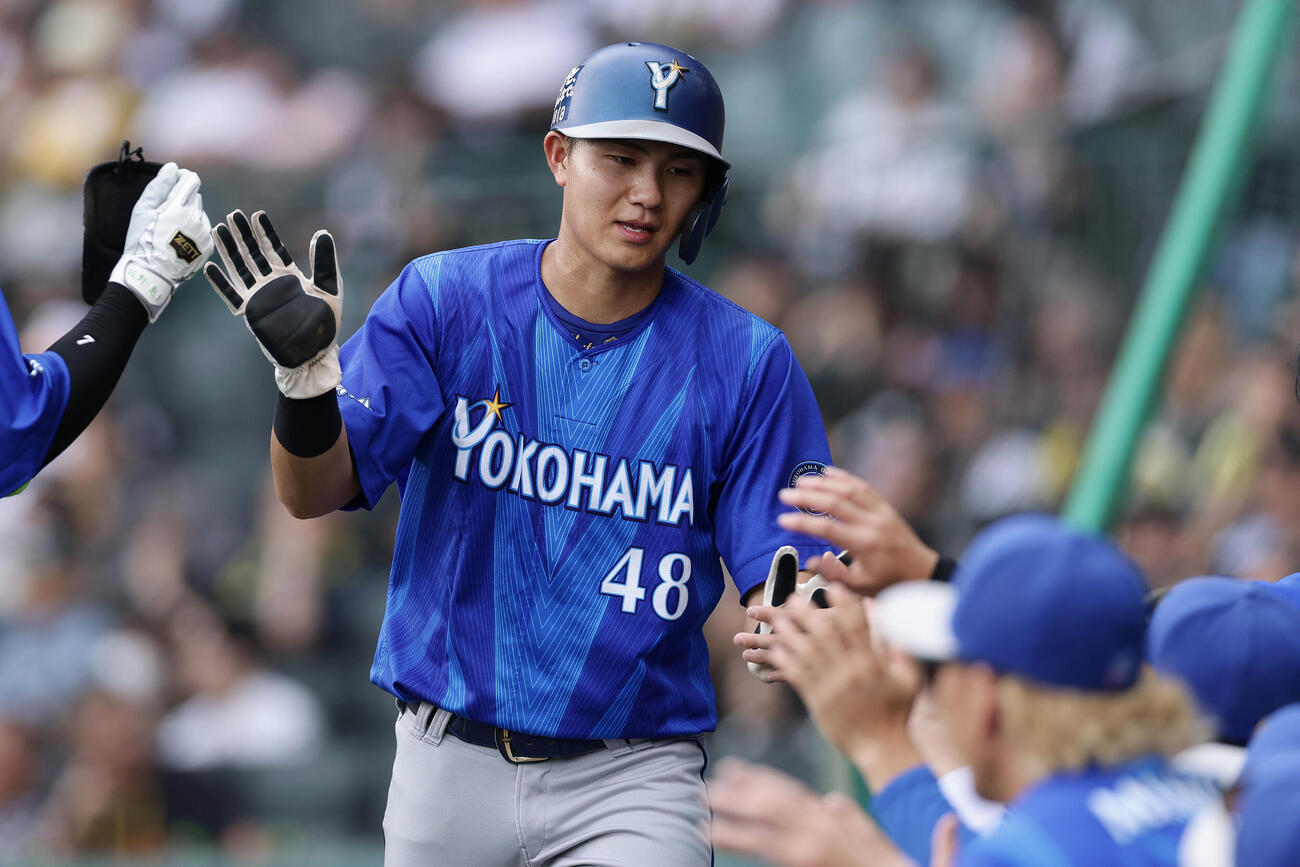 阪神対DeNA 3回表DeNA2死一、二塁、筒香嘉智の同点適時打で生還し、ナインに迎えられる成瀬脩人（撮影・前田充）