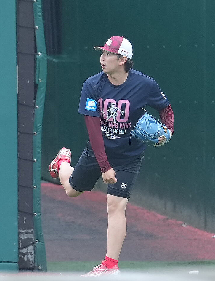 楽天対ソフトバンク　キャッチボールで調整する楽天伊藤樹（撮影・足立雅史）