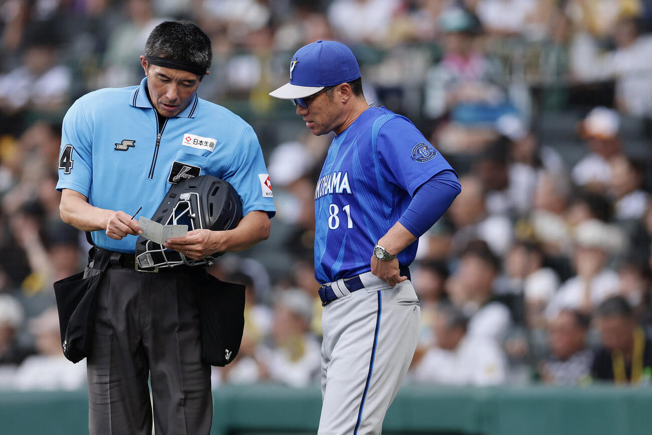 阪神対DeNA 6回表を終え、選手交代を告げるDeNA相川亮二監督（撮影・前田充）