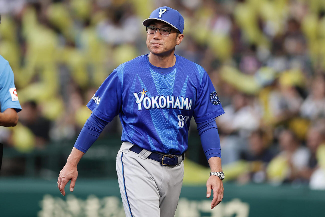 阪神対DeNA 7回表を終え、選手交代を告げたDeNA相川亮二監督（撮影・前田充）