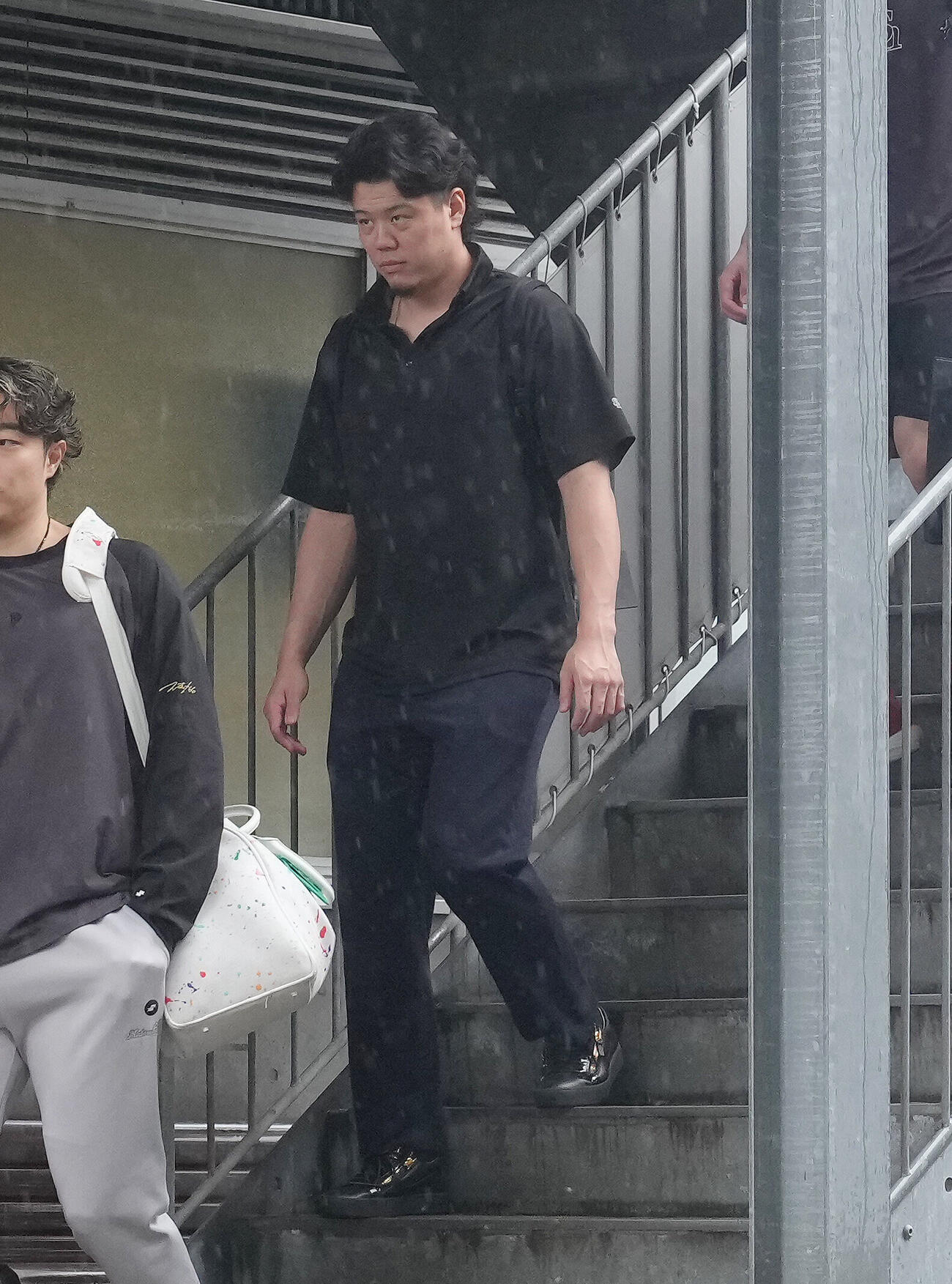 楽天対ソフトバンク　試合が雨天中止となり引き揚げるソフトバンク上茶谷大河（撮影・足立雅史）