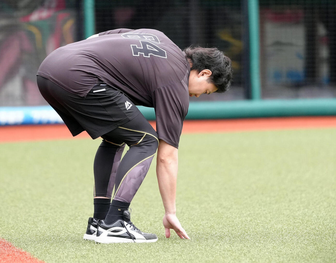 楽天対ソフトバンク　試合前、グラウンド状態を確認するソフトバンク上茶谷大河（撮影・足立雅史）