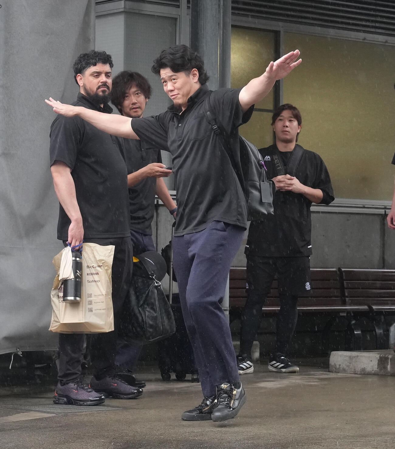 楽天対ソフトバンク　試合が雨天中止となり引き揚げるソフトバンク上茶谷大河（撮影・足立雅史）