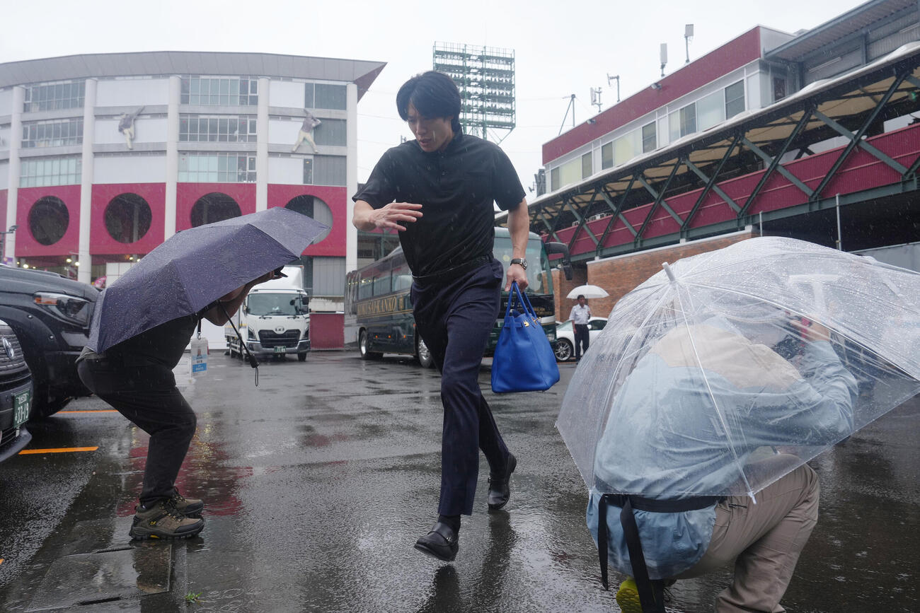楽天対ソフトバンク　試合が雨天中止となり引き揚げるソフトバンク柳田悠岐（撮影・足立雅史）
