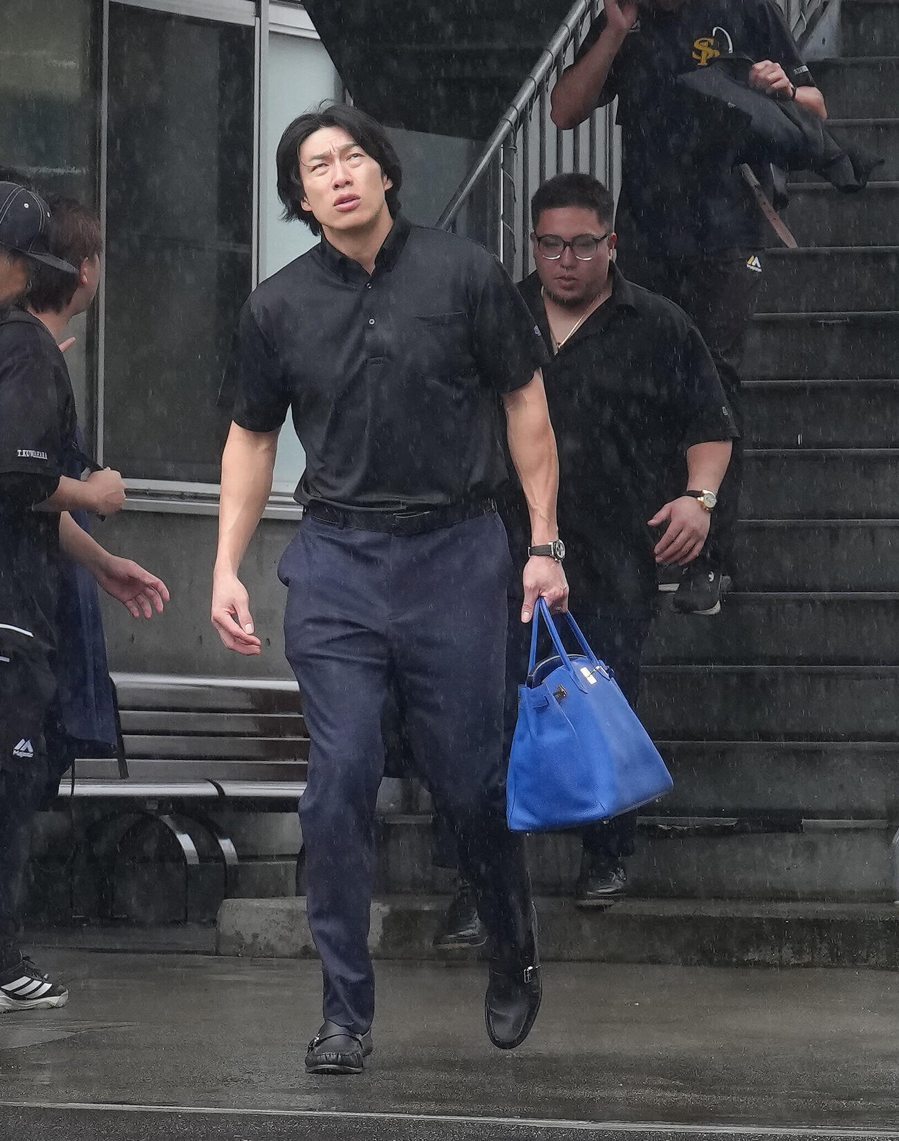 楽天対ソフトバンク　試合が雨天中止となり引き揚げるソフトバンクの柳田悠岐（左）と山川穂高（撮影・足立雅史）