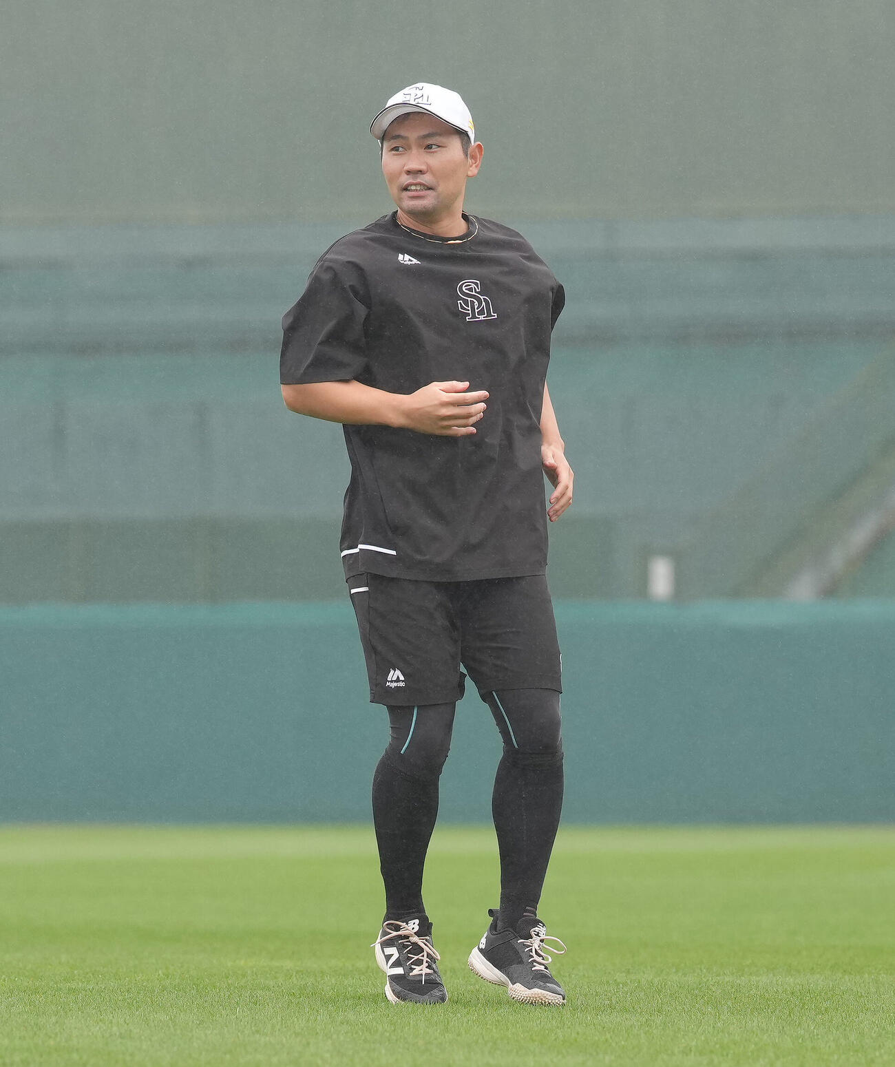 楽天対ソフトバンク　試合前、体を動かすソフトバンク中村晃（撮影・足立雅史）