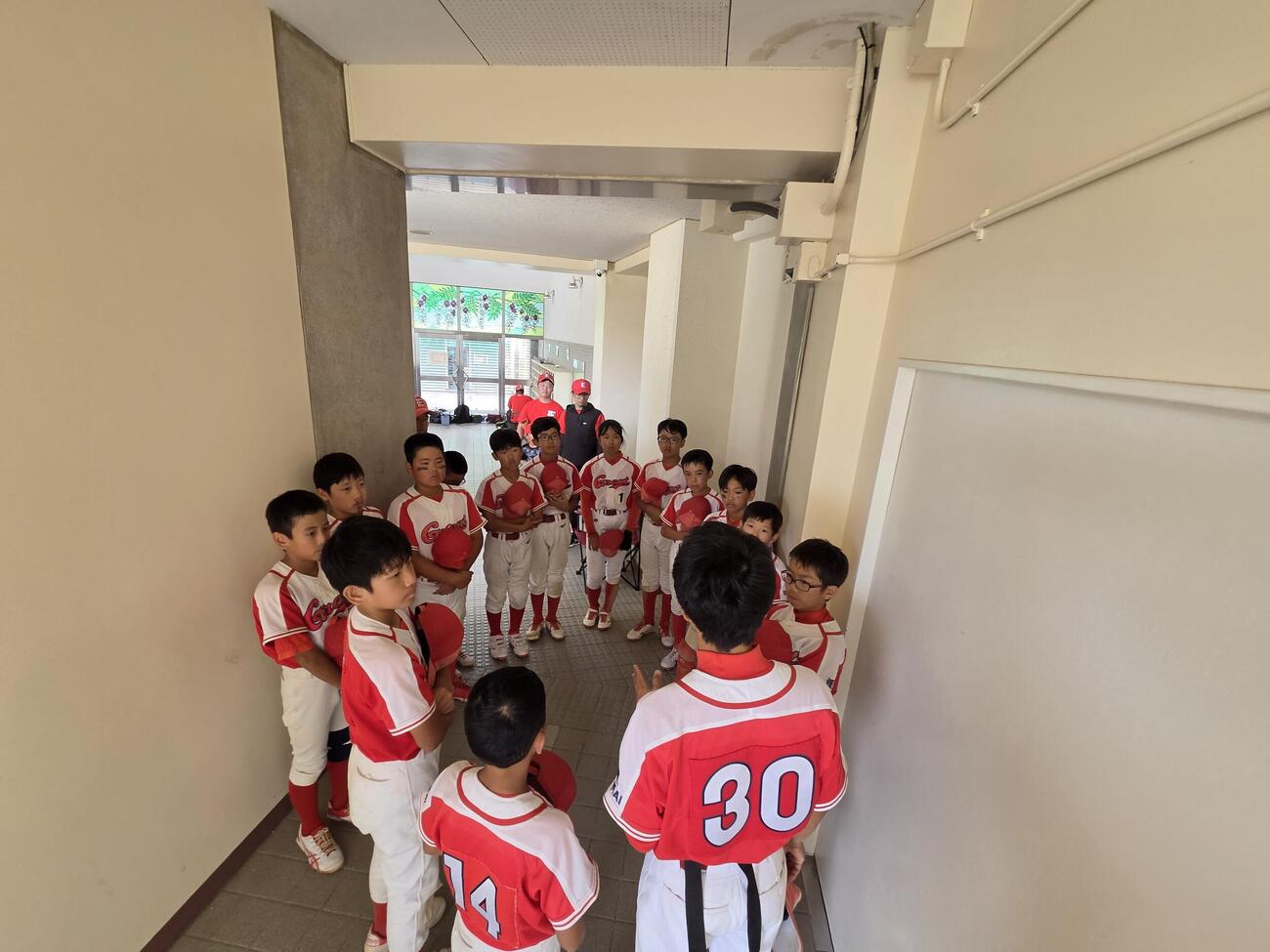 第2回今岡杯なにわキッズソフトボール大会に参加した榎グレートは勝利後、すぐにミーティングを開始（撮影・寺尾博和）