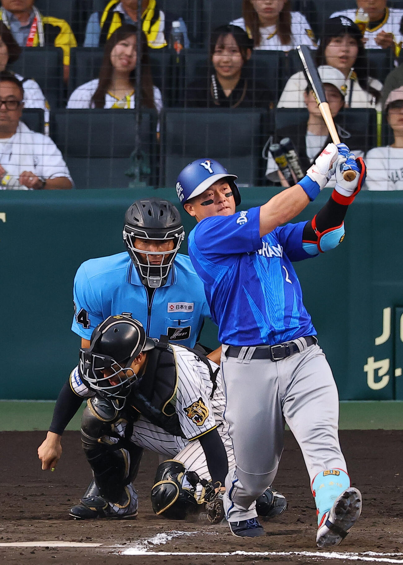 阪神対DeNA 7回表DeNA1死、坂本誠志郎に牧秀悟のファウルチップが当たる（撮影・上田博志）