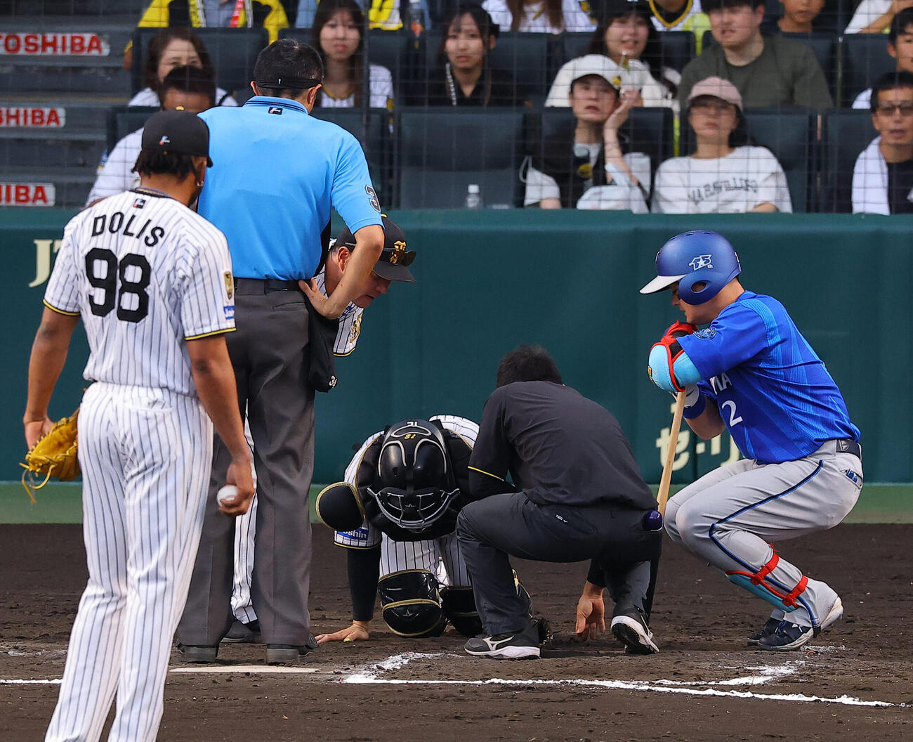 阪神対DeNA 7回表DeNA1死、牧秀悟のファウルチップがあたった坂本誠志郎（中央）は痛みを堪える（撮影・上田博志）