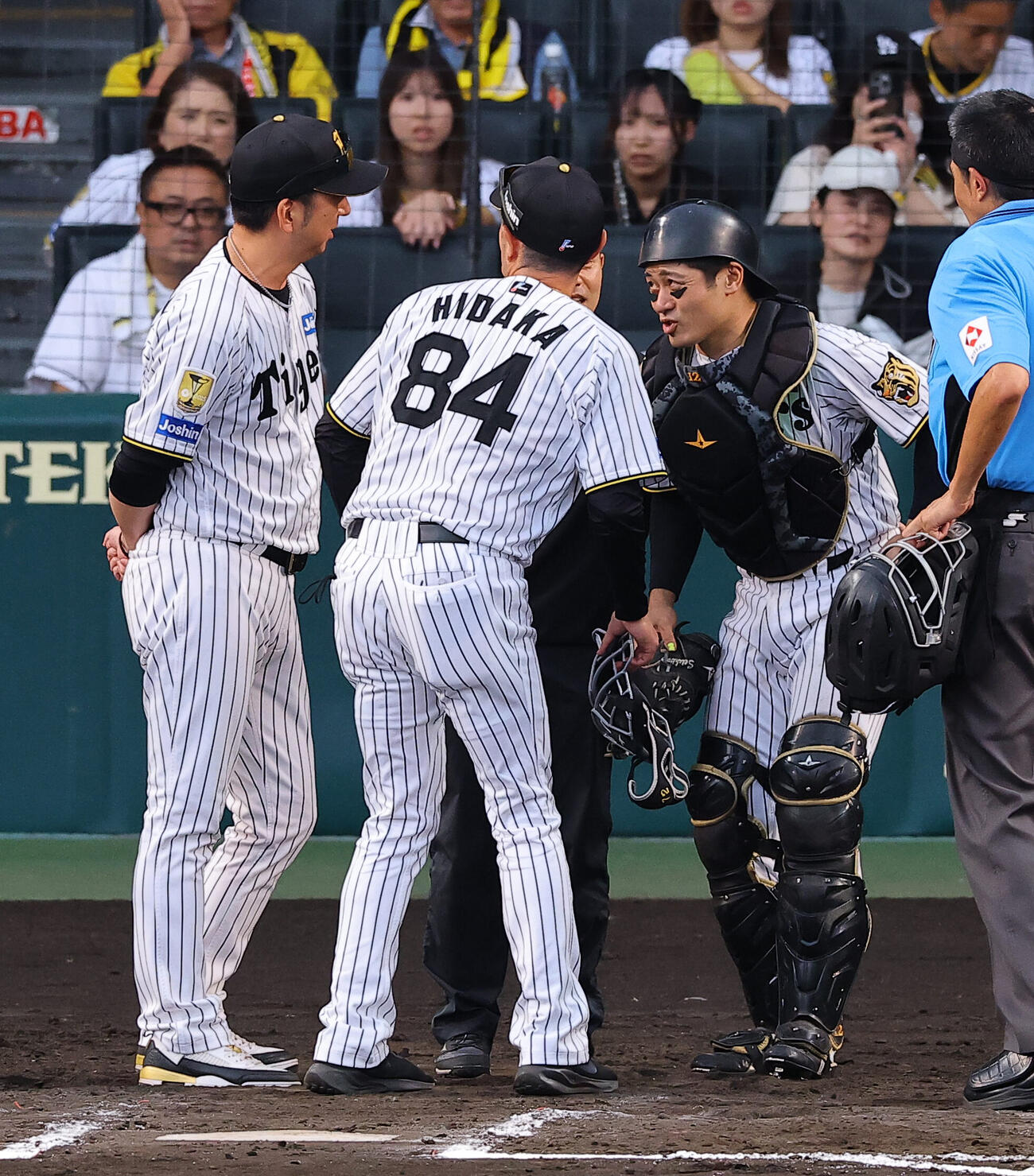 阪神対DeNA 7回表DeNA1死、牧秀悟のファウルチップが当たった坂本誠志郎（右）に声を掛ける藤川球児監督（左）と日高剛コーチ（撮影・上田博志）