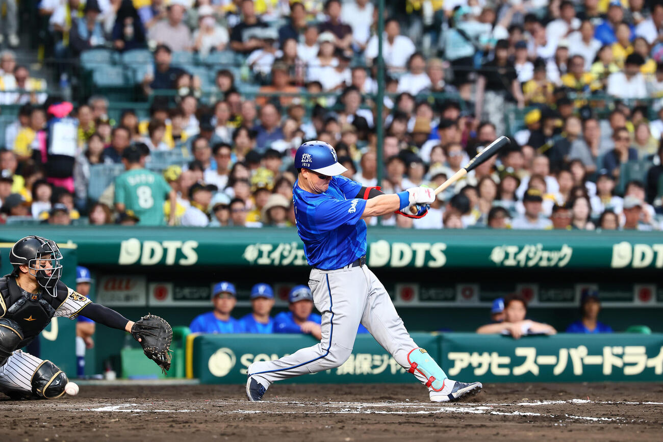 阪神対DeNA 7回表DeNA1死、牧秀悟のファウルが坂本誠志郎に当たる（撮影・加藤哉）