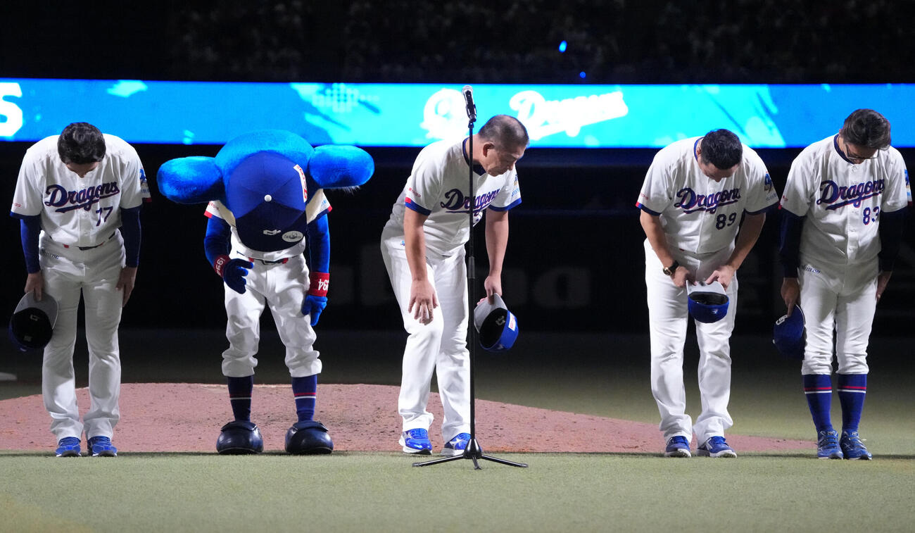 中日対広島　中日の井上一樹監督（中央）は本拠地最終戦セレモニーであいさつをする（撮影・森本幸一）