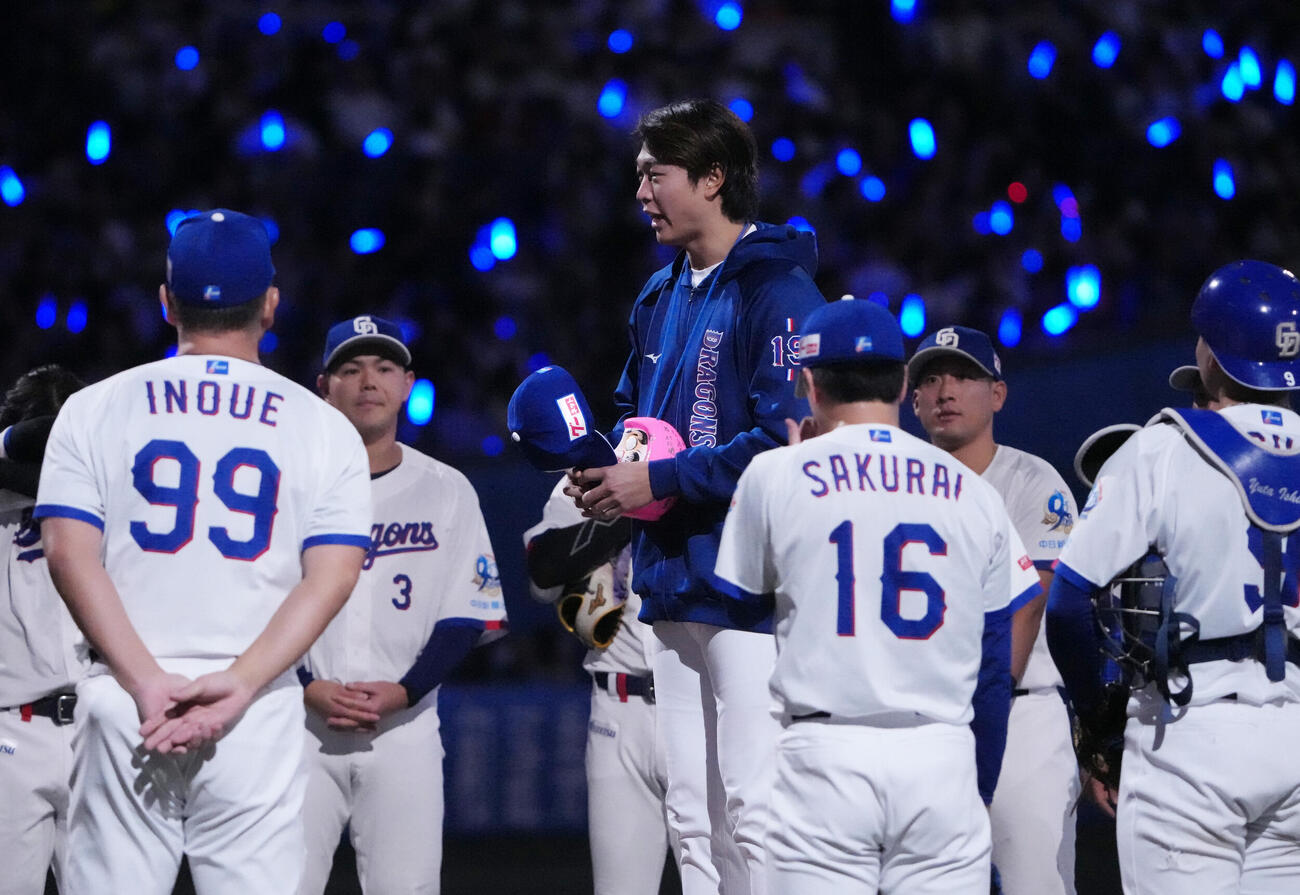 中日対広島　試合終了、円陣中央でナインに言葉をかける中日高橋宏斗（撮影・森本幸一）