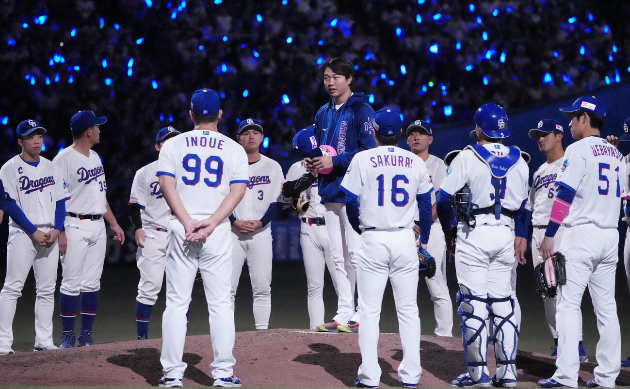 中日対広島　試合終了、円陣中央でナインに言葉をかける高橋宏斗（中央）（撮影・森本幸一）
