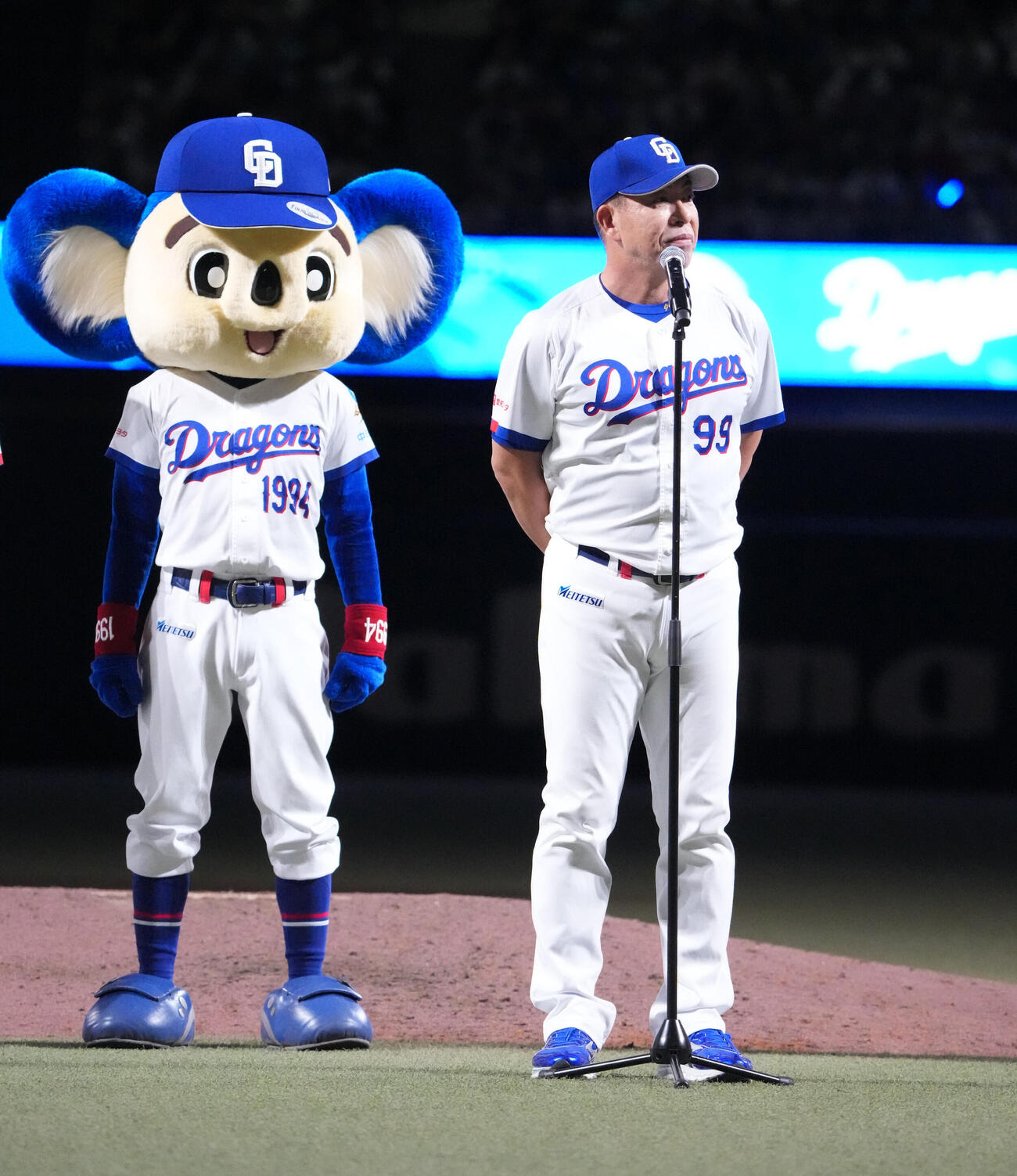 中日対広島　中日の井上一樹監督（右）は本拠地最終戦セレモニーであいさつをする（撮影・森本幸一）