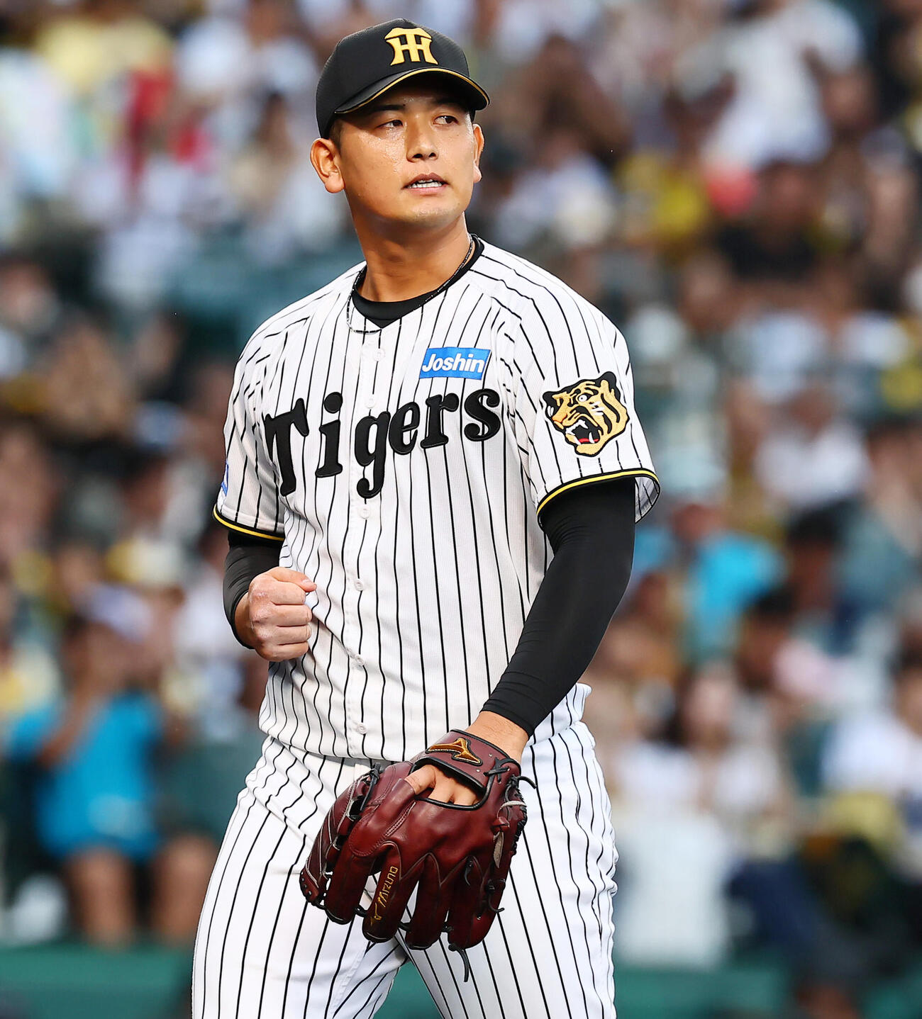 阪神対DeNA 6回表DeNA2死一塁、岡留英貴は代打勝又温史を二ゴロに打ち取り、ガッツポーズする（撮影・加藤哉）