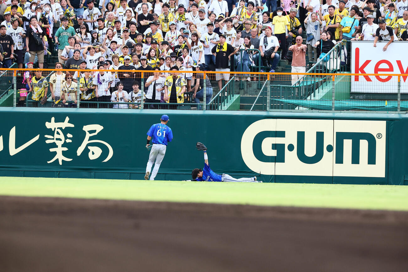 阪神対DeNA 7回裏阪神2死、度会隆輝は坂本誠志郎の飛球を好捕（撮影・加藤哉）