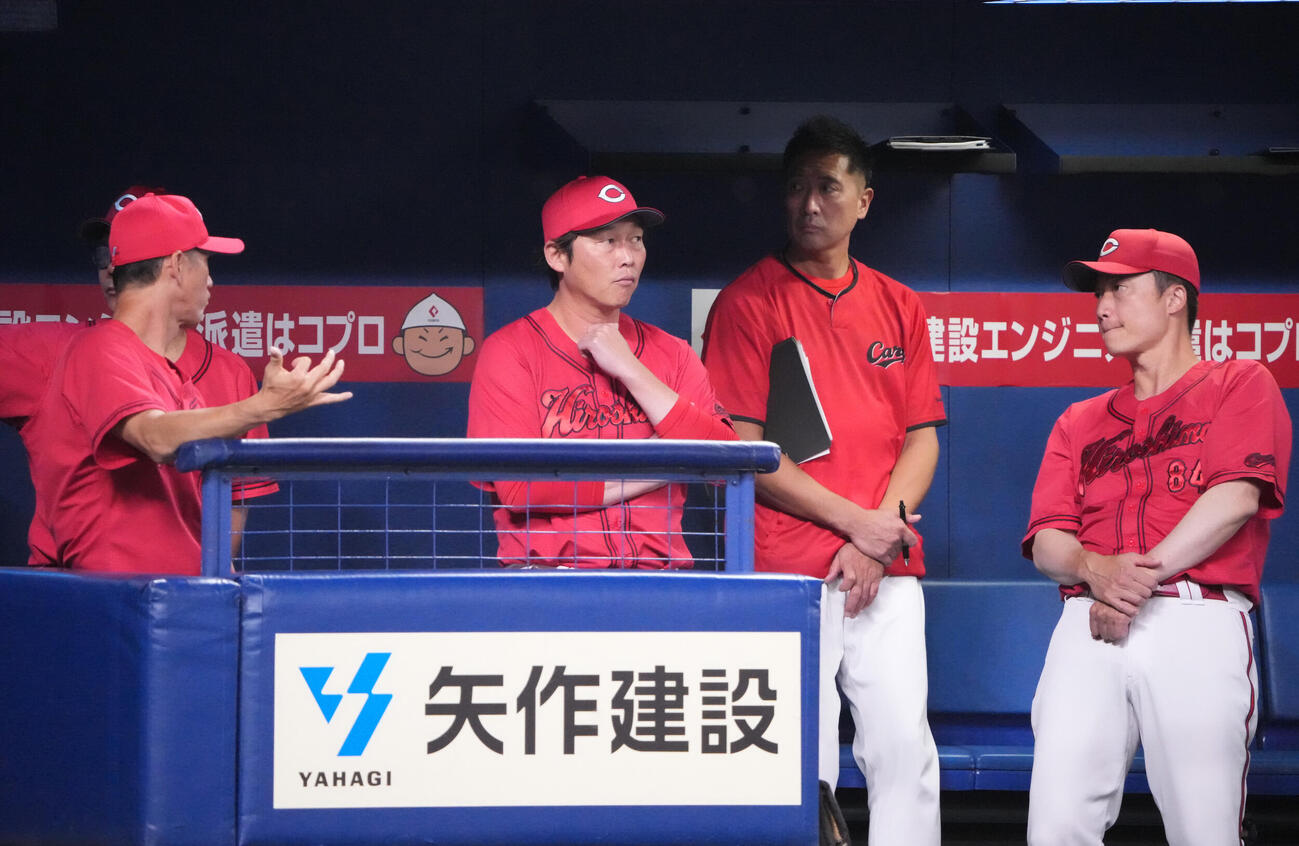 中日対広島　7回、広島新井貴浩監督（中央）はベンチから試合を見つめる（撮影・森本幸一）