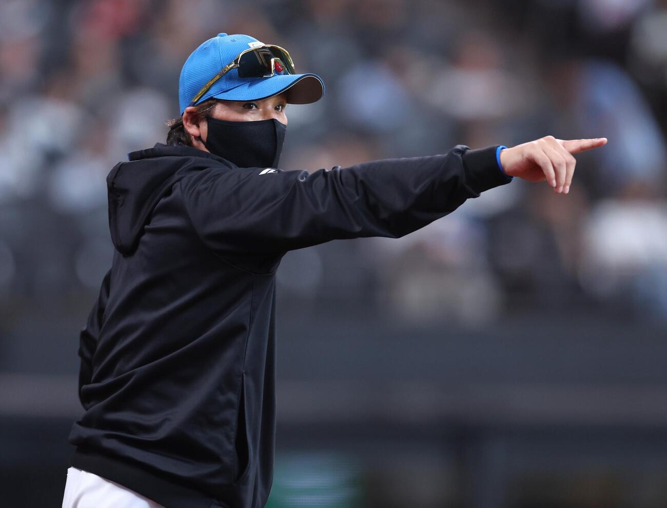 日本ハム対オリックス　選手に指示を出す新庄剛志監督（撮影・黒川智章）