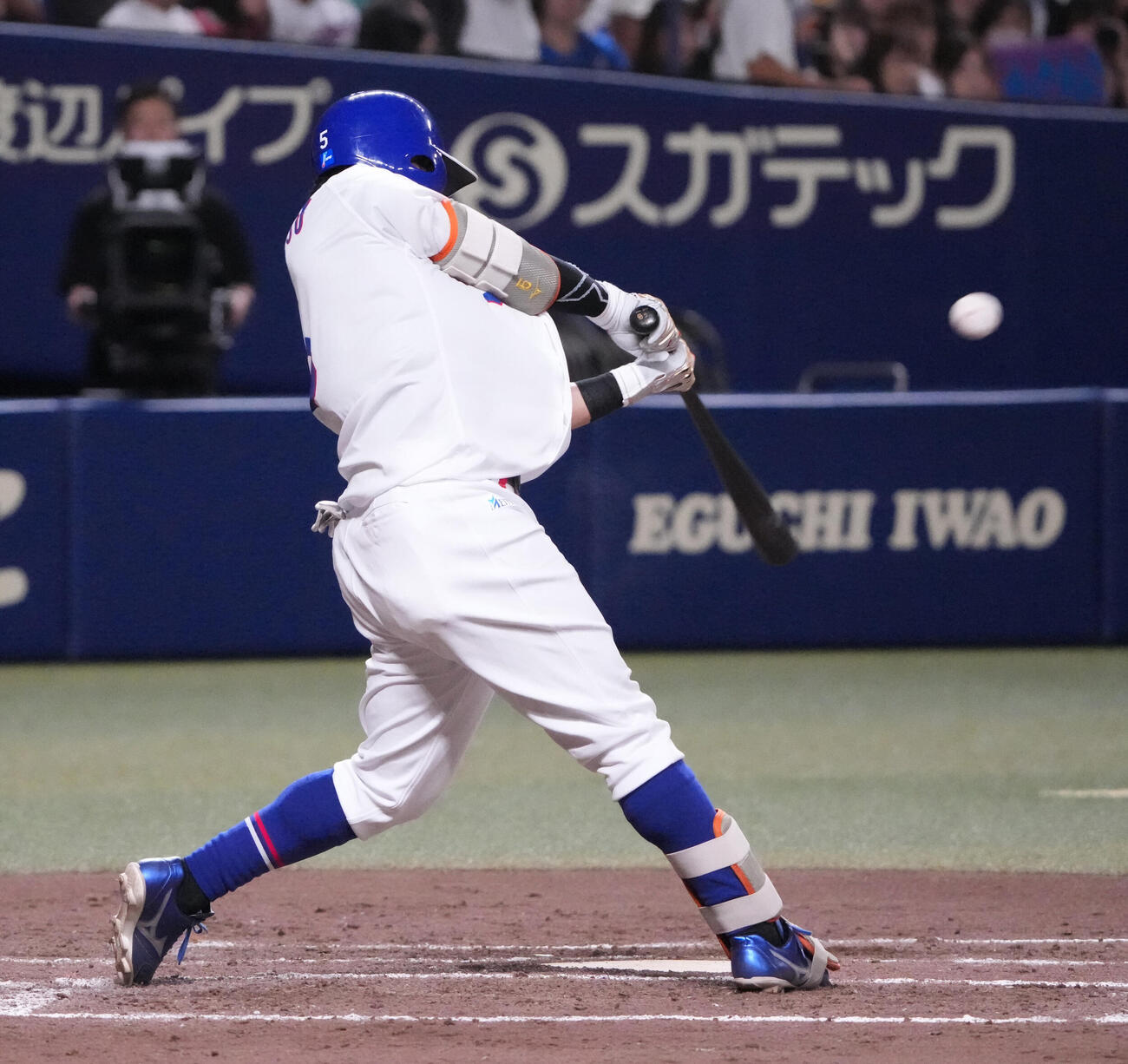中日対広島　4回裏中日1死、本塁打を放つ村松開人（撮影・森本幸一）