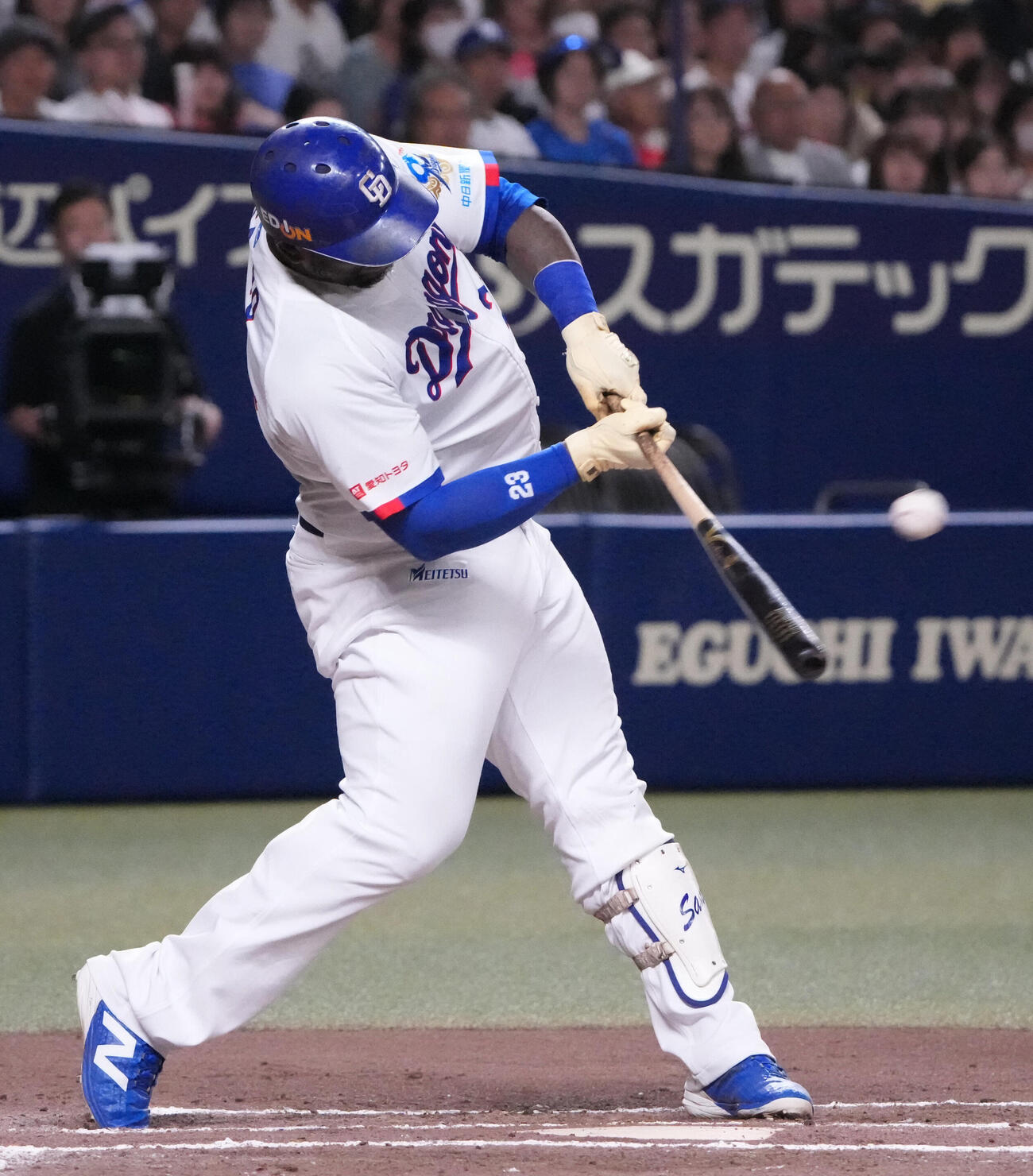 中日対広島　6回裏中日1死満塁、2点適時二塁打を放つミゲル・サノー（撮影・森本幸一）