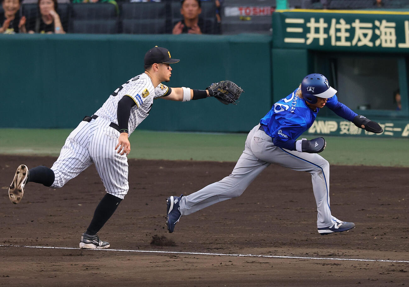 阪神対DeNA 8回表DeNA1死二、三塁、古市尊のバント空振りで三塁を飛び出し憤死する三森大貴（右）。三塁手は佐藤輝明（撮影・上田博志）