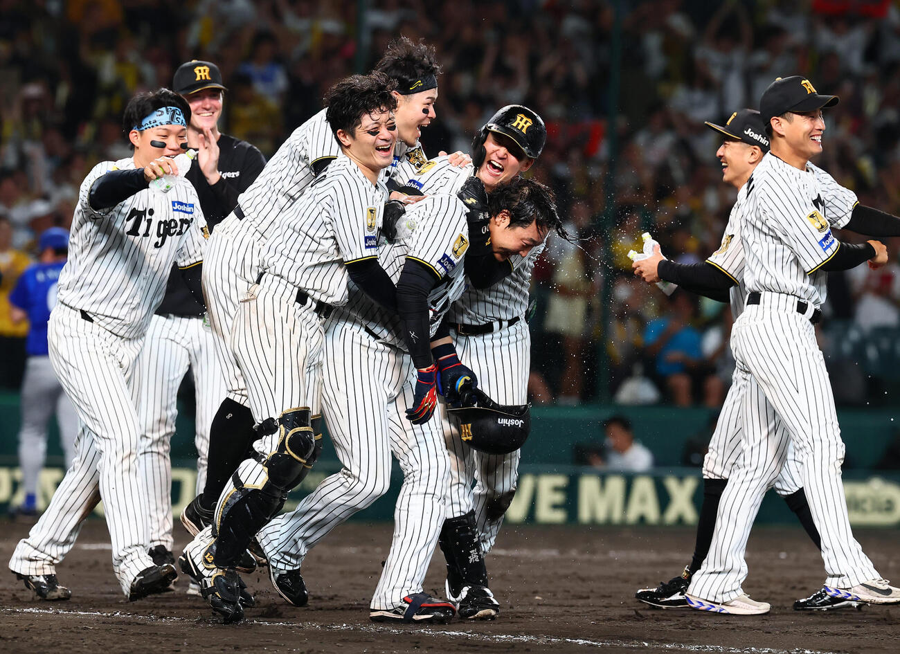 阪神対DeNA 11回裏阪神1死、大山悠輔は左越えにサヨナラ本塁打を放ちナインに祝福される（撮影・加藤哉）