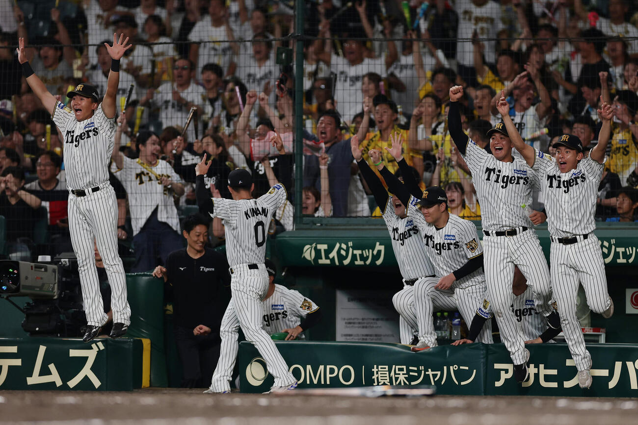 阪神対DeNA 11回裏阪神1死、大山悠輔がサヨナラ本塁打を放ち、ベンチを飛び出して喜ぶ阪神の選手たち（撮影・前田充）