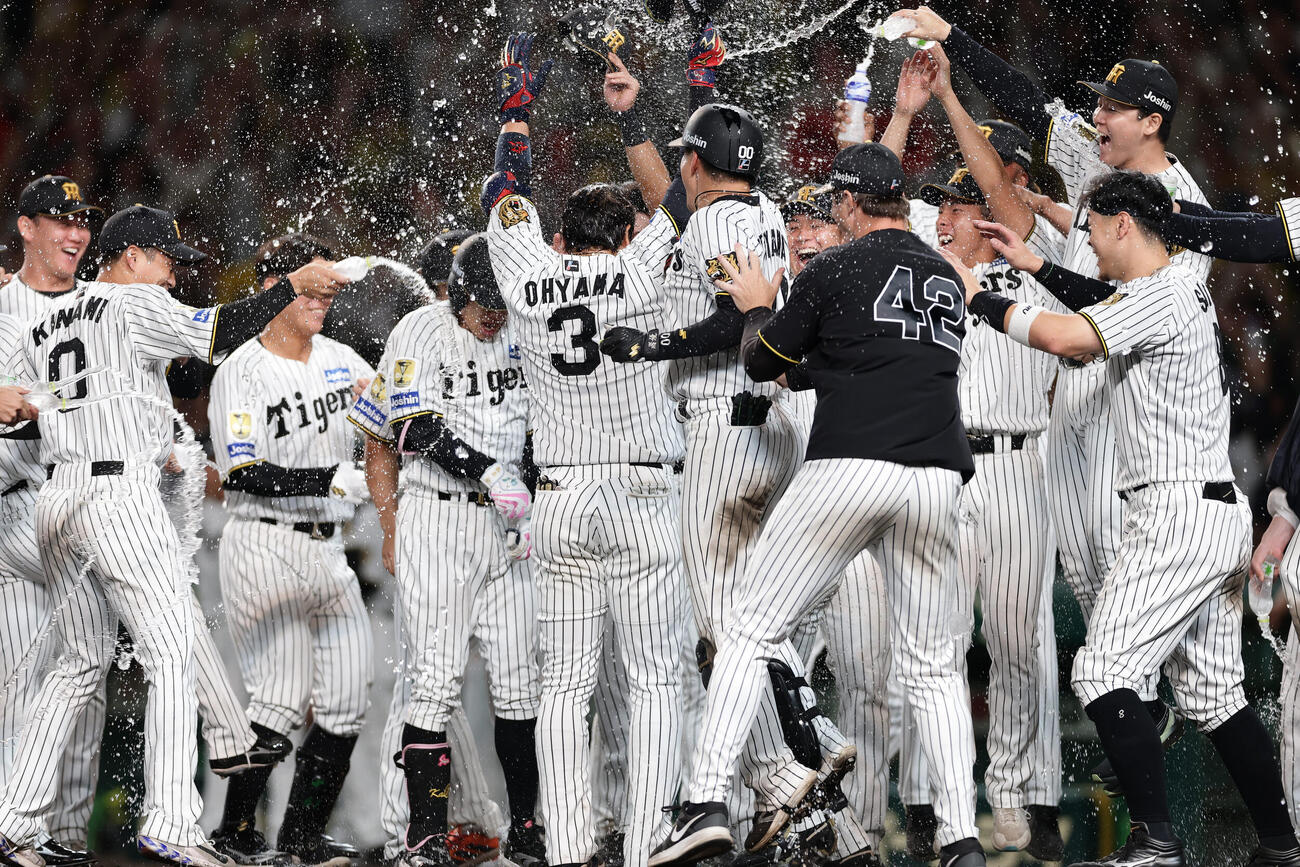 阪神対DeNA 11回裏阪神1死、サヨナラ本塁打を放った大山悠輔を歓喜の輪で迎える阪神の選手たち（撮影・前田充）