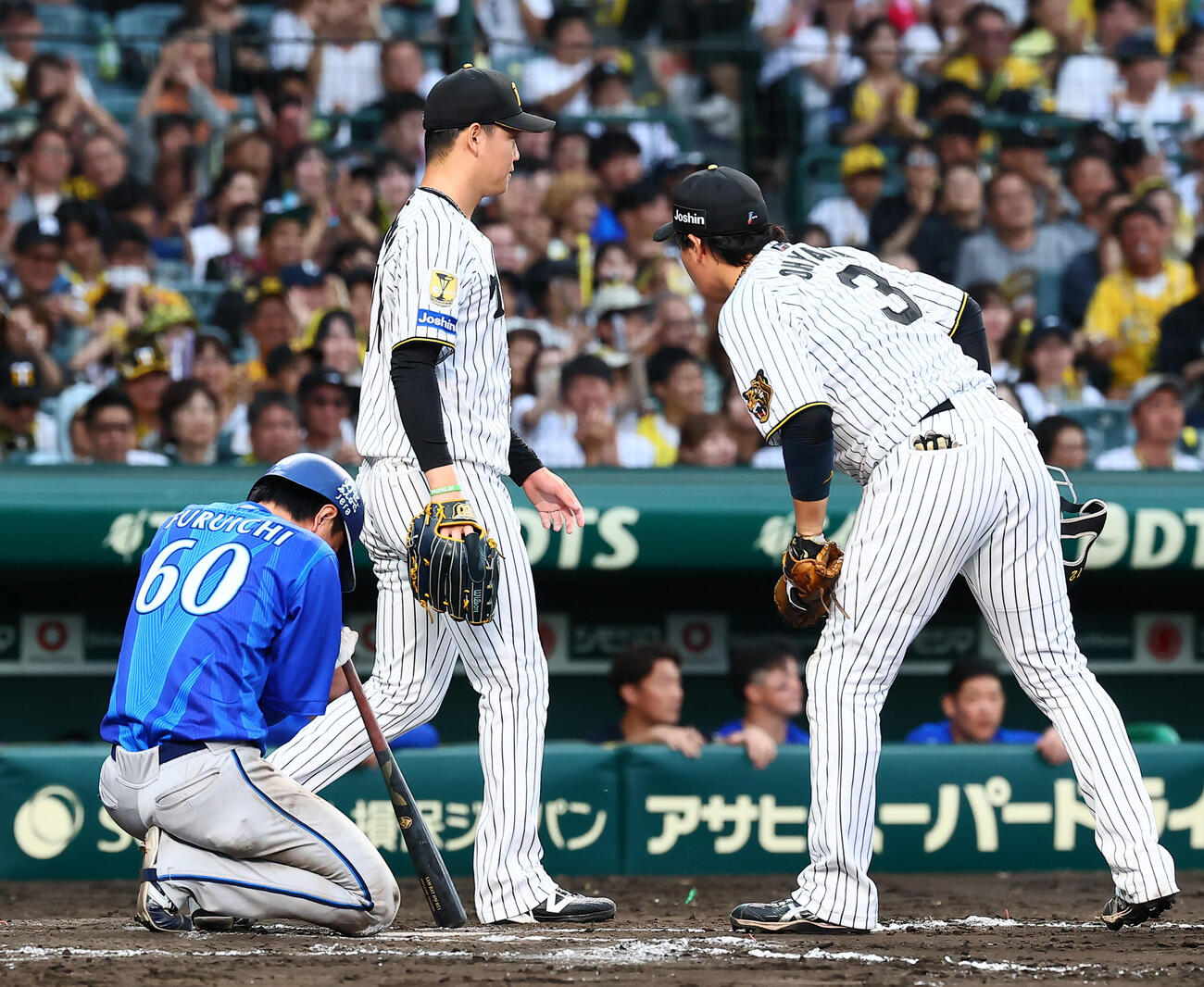 阪神対DeNA 8回表DeNA1死二、三塁、古市尊（左）のスクイズを外すことに成功し得点を与えなかった及川雅貴（撮影・加藤哉）