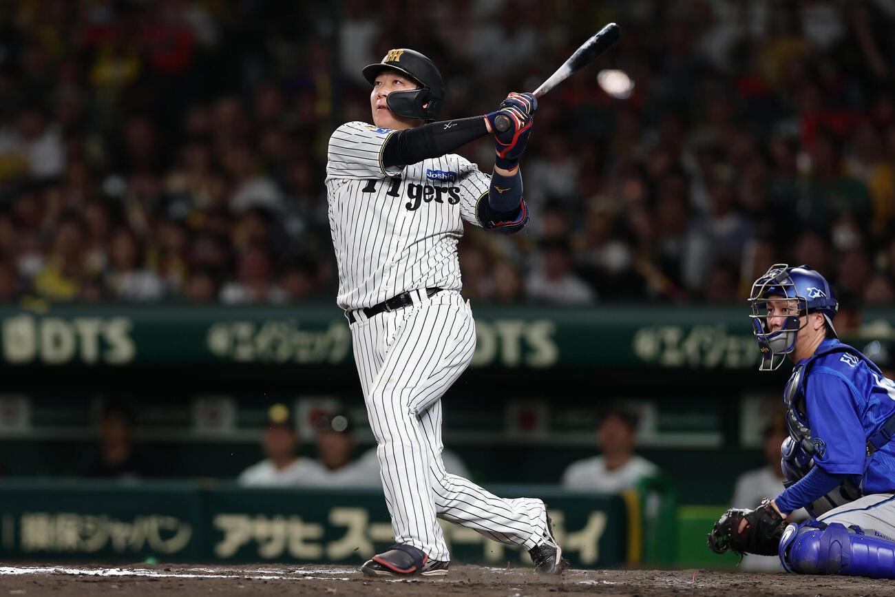 阪神対DeNA 11回裏阪神1死、サヨナラ本塁打を放つ大山悠輔（撮影・前田充）