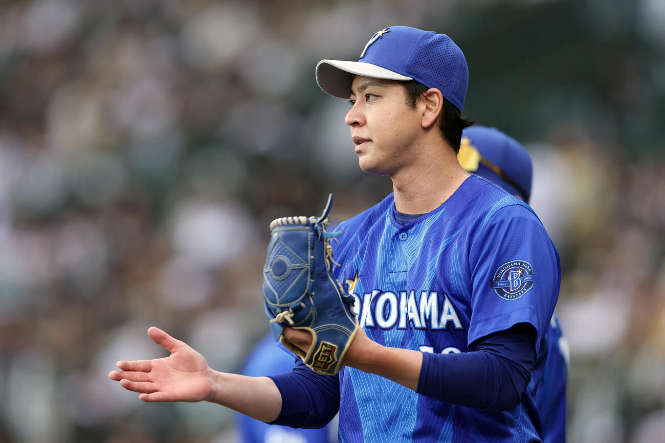阪神対DeNA 5回裏を投げ終え、グラブをたたいてナインを迎えるDeNA平良拳太郎（撮影・前田充）