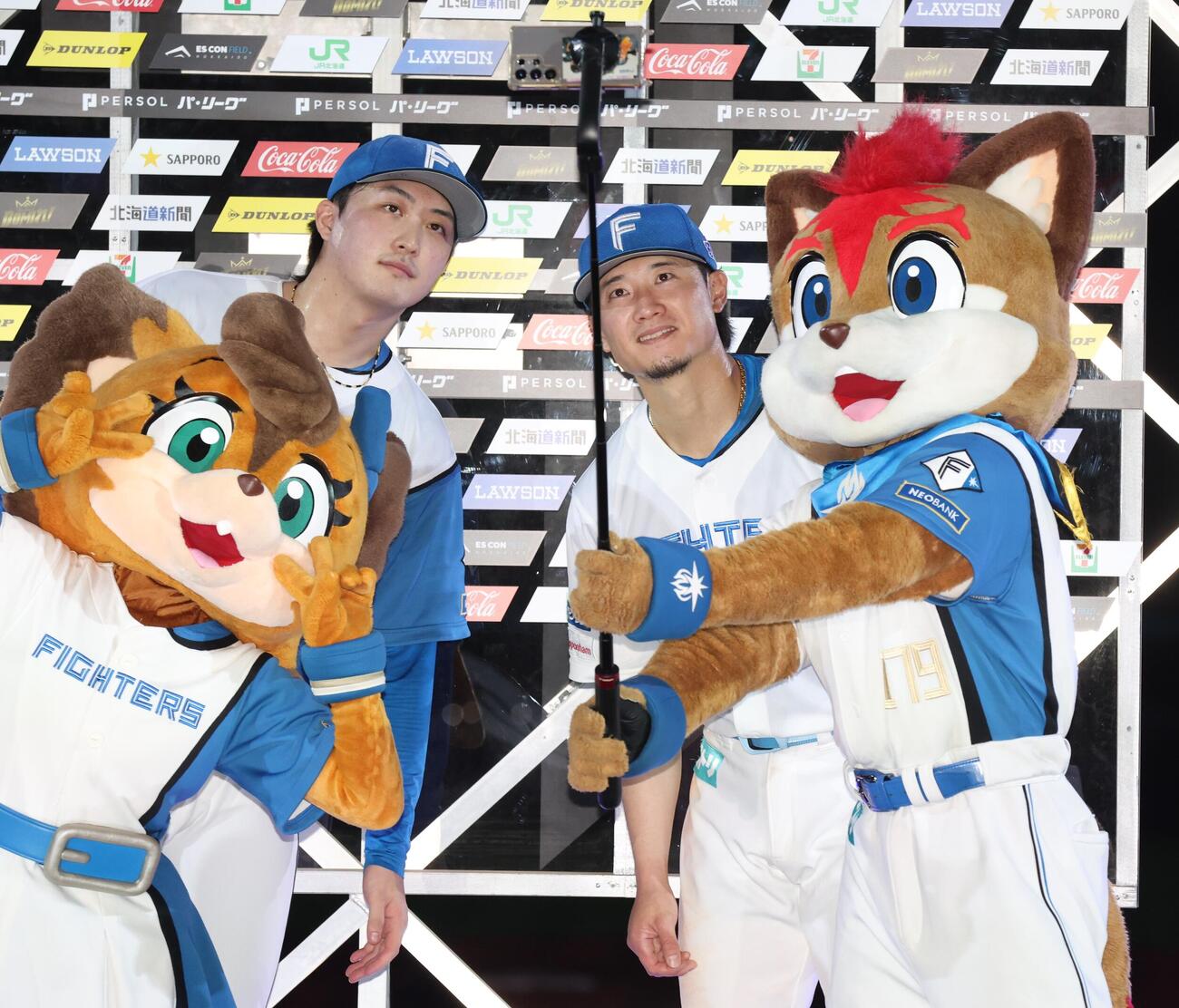 日本ハム対オリックス　お立ち台で「自撮り」する柳川大晟（左）と西川遥輝（撮影・黒川智章）