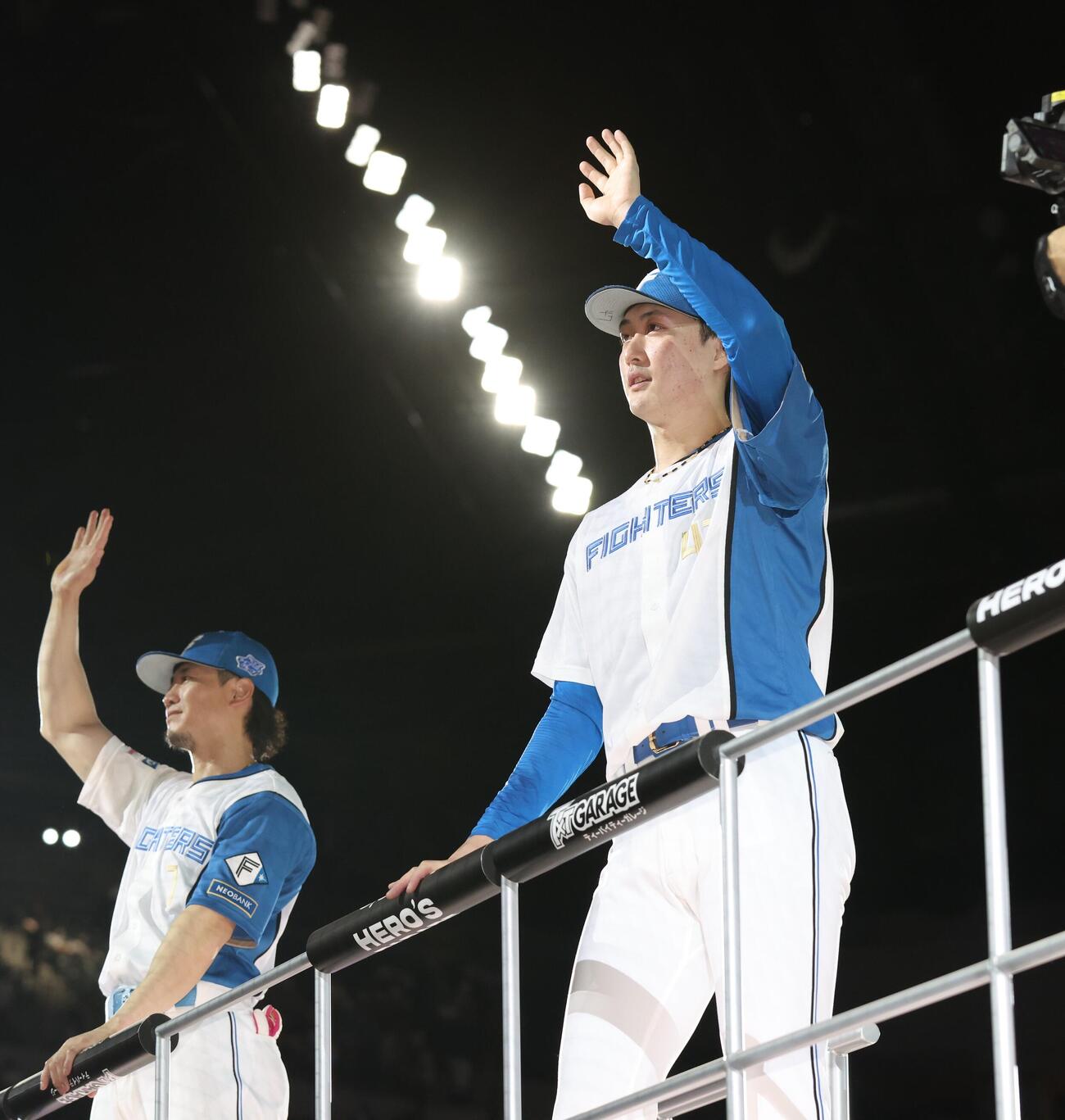 日本ハム対オリックス　試合後、スタンドに手を振る柳川大晟（右）（撮影・黒川智章）