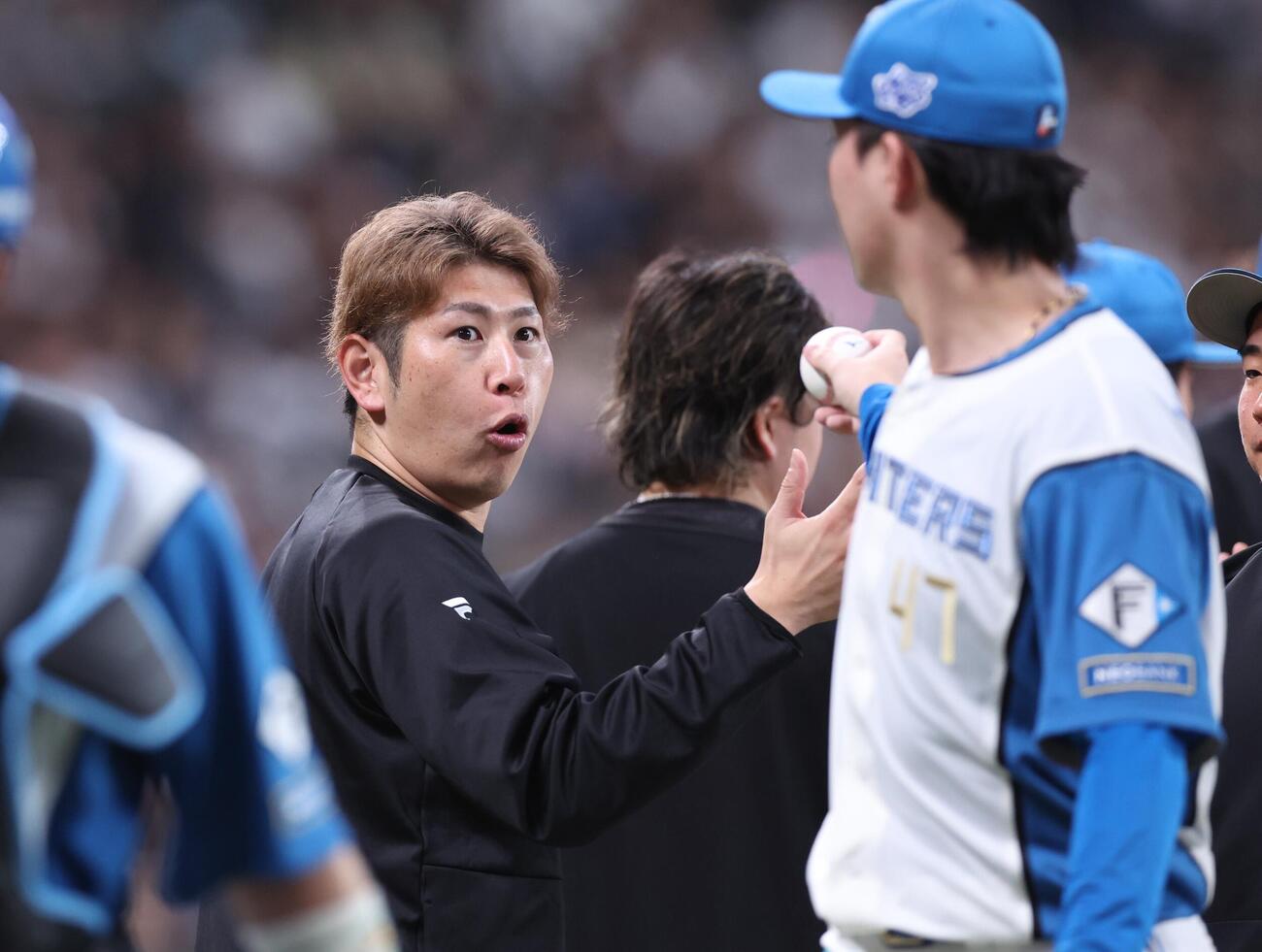日本ハム対オリックス　試合後、柳川大晟が差し出すウイニングボールを受け取りそこねる加藤貴之（撮影・黒川智章）